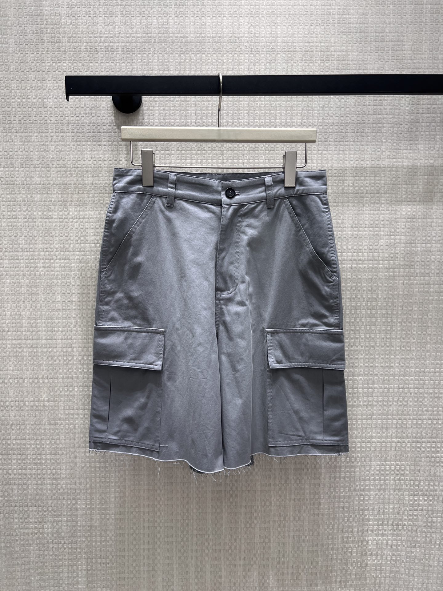 NO:912116,26 spring and summer new arrivals medium pants  The low-saturated fog gray comes with a soft fog retro filter, which weakens the toughness of work clothes and blends in the brand's unique girly relaxed tone. The three-dimensional side pockets are neatly cut and not bloated, the distressed washed fabric has a delicate texture, and the raw hems are hidden and casual.  Sexy ingenuity. Simple waistband with single-button design, suitable for all kinds of knitted and short tops. Neutral tones are gentle and versatile, low-key and elegant. You can also wear French lazy and high-end feel in casual daily wear. In stock 36/38/40  size chart,,1986090926春夏新品 中裤 低饱和雾灰自带柔雾复古滤镜,弱化工装硬朗感,揉进品牌独有的少女松弛调性.立体侧袋剪裁利落不臃肿,做旧水洗面料自带细腻肌理,毛边裤脚暗藏随性巧思.简约腰头搭配单扣设计,适配各类针织、短款上衣,中性色调温柔百搭,低调显贵,日常随性穿搭也能穿出法式慵懒高级感.现货36/38/40 尺码表,,,Women's clothing
