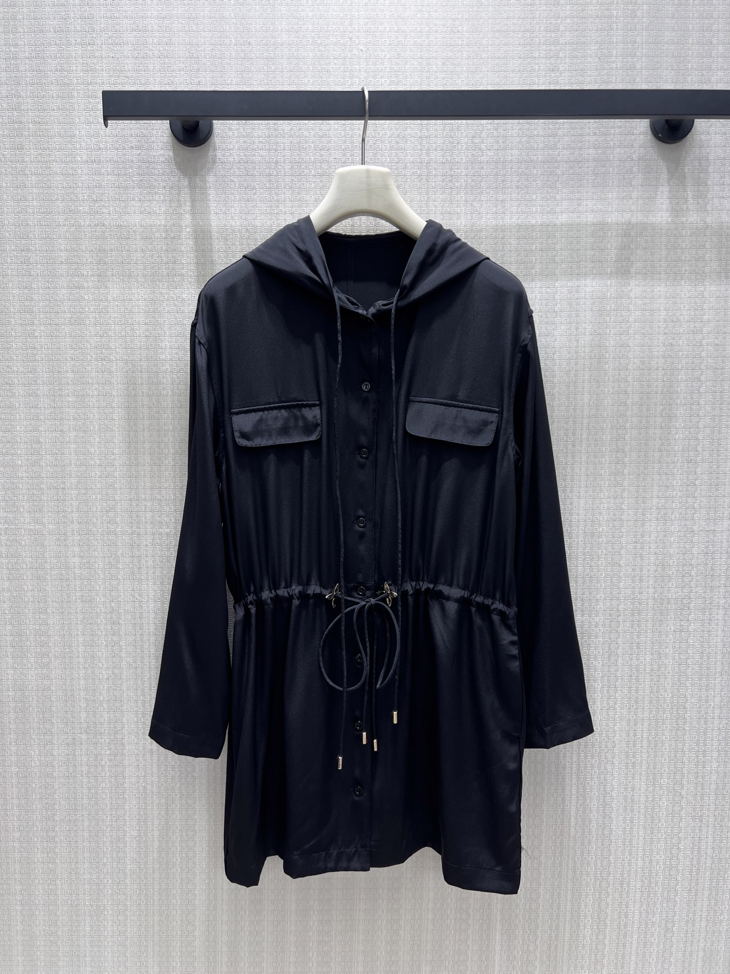 NO:935175,26 early autumn new products  Black silk hooded dress, high-definition silk with delicate and soft light, with low-key elegance. Casual hood with placket buttons, double patch pockets on the chest to add a workwear layer, and a drawstring at the waist that can be freely tightened to outline the waistline. Loose long sleeves modify the arms, and the short skirt length is neat and long, blending lazy and elegant texture, suitable for daily travel or light business occasions. Spot 36/38/40 real shot details, skirts, real  silk,hats,1986090926早秋新品 黑色真丝连帽连衣裙,高定真丝泛着细腻柔光,自带低调贵气.休闲连帽搭配门襟排扣,胸前双贴袋增添工装层次,腰间抽绳可自由收束勾勒腰线.宽松长袖修饰手臂,短款裙长利落显腿长,融合慵懒随性与奢雅质感,日常出行或轻商务场合都适配.现货36/38/40实拍细节图,,skirts,real silk,hats,,Women's clothing