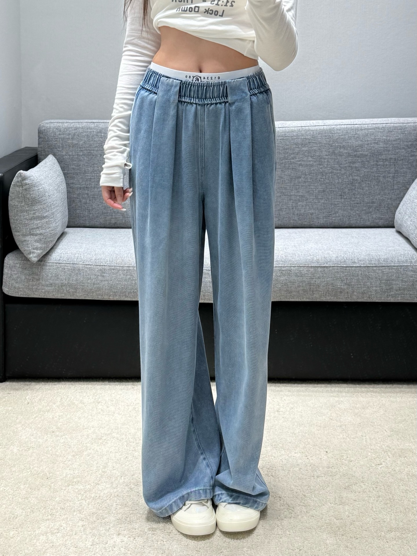 NO:912113,26 spring and summer new arrival casual pants in light washed blue with soft filter, draped Tencel fabric is light and breathable, with soft and delicate texture. The elastic letter waistband is comfortable and non-restrictive, the double pleat design on the front modifies the waist and abdomen, and the wide-leg draped pants hide the flesh and show the length of the legs. The relaxed and lazy casual style, paired with a short top, can easily create a three-to-seven ratio, fresh and clean, and can be worn casually and effortlessly for daily wear. Simple and high-end sense. Ready for sale smL,,1986090926春夏新品 休闲裤清浅水洗蓝自带柔和滤镜,垂顺天丝面料轻薄透气,自带柔光细腻质感.松紧字母腰头舒适无束缚,前侧双褶设计修饰腰腹,阔腿垂坠裤型藏肉显腿长.松弛慵懒的休闲格调,搭配短款上衣轻松打造三七分比例,清爽干净,日常穿出随性不费力的简约高级感. 现货出售smL,,,Women's clothing