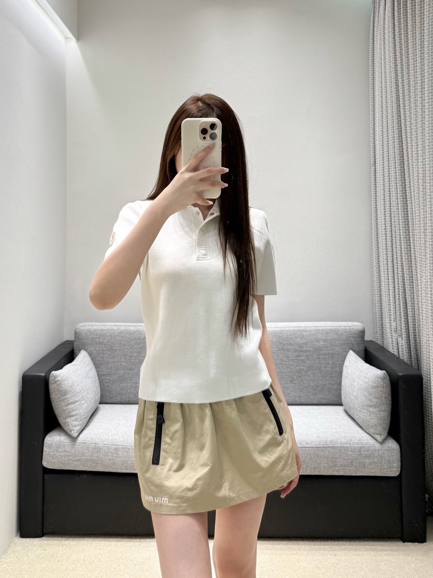NO:912100,New product for spring and summer 26. Pure off-white knitted short-sleeved fabric. The fabric is soft and delicate. The crisp lapels are matched with contrasting webbing to outline the delicate layers. The half-breasted button design softly modifies the neck line. The low-key brand logo on the sleeve side hides the recognition. The fitted short version raises the waistline. Simple retro college style, suitable for commuting and leisure. Wear it alone, refreshing and clean, and match it with skirts and trousers to show a gentle and luxurious texture. Ready in stock smL, skirts, T-shirts,1986090926春夏新品 纯净米白针织短袖 面料软糯细腻,挺括翻领搭配撞色织带勾勒精致层次,半开襟排扣设计柔和修饰颈部线条.袖侧低调品牌标识暗藏辨识度,合身短款版型拉高腰线.简约复古学院气质,通勤休闲皆适配,单穿清爽干净,搭配半裙长裤尽显温柔轻奢质感.现货smL,,skirts,T-shirt,,Women's clothing
