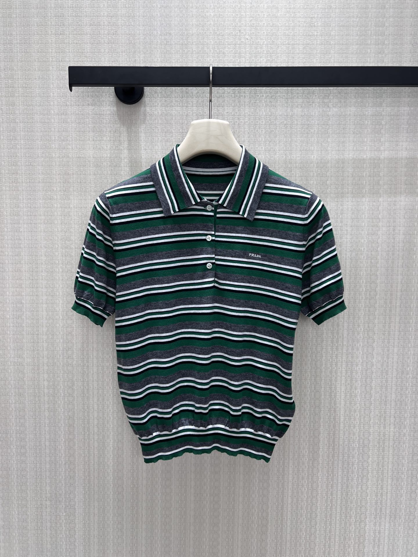 NO:912072,26 new spring and summer short-sleeved sweater pra** Yang Mi's same style contrast stripe Polo, with fresh green tones intertwined with layered stripes, with a 90s Italian girly feel. The spliced white lapels highlight the neat silhouette, the short version optimizes body proportions, and the low-key logo on the chest embellishes the brand style. The soft knitted fabric is comfortable and skin-friendly, and paired with a khaki pleated skirt to gently reduce age, with both college sweetness and light luxury texture, it is easy to wear a smart and noble retro girly atmosphere for daily travel. Ready in stock smL  Actual detailed pictures, prada,skirts,sweaters,T-shirt,1986090926春夏新品 短袖毛衣 pra**杨幂同款撞色条纹Polo,清新绿调交织层次条纹,自带90年代意式少女感.拼接白翻领衬出利落轮廓,短款版型优化身材比例,胸口低调标识点缀品牌格调.柔软针织面料舒适亲肤,搭配卡其百褶裙温柔减龄,兼具学院清甜与轻奢质感,日常出行轻松穿出灵动显贵的复古少女氛围.现货smL 实拍细节图,,prada,skirts,sweaters,T-shirt,,Women's clothing