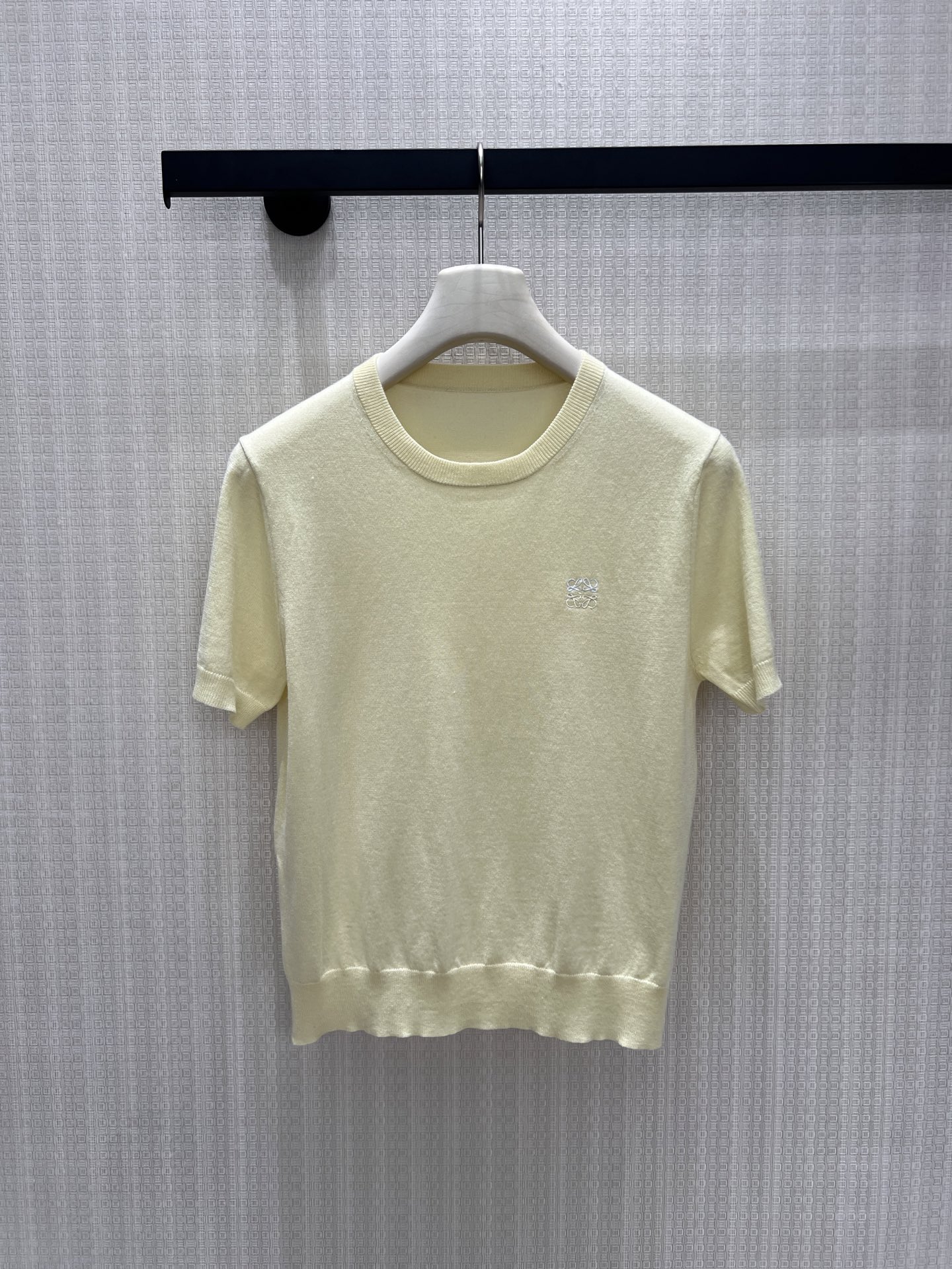 NO:922659,26 spring and summer new products. Exclusively customized Loe** embroidery with low-key logo as the finishing touch. The black model is cool and neat, while the milky white model is warm and relaxed. Simple and not rigid, the short-sleeved cut is suitable for layering and single wear in spring and summer. The cuffed hem modifies the figure and weakens the bloated feeling. Abandon the complicated design and use restrained texture to interpret the light and luxurious tone. It is suitable for commuting and daily travel, and it is easy to wear a calm and elegant high-end outfit. Ready-made smL  Actual detailed pictures,,loewe,T-shirt,1986090926春夏新品 独家定制Loe**刺绣低调logo点睛,黑款冷冽利落、奶白款温润松弛.简约不刻板,短袖剪裁适配春夏叠穿与单穿,收口袖口下摆修饰身形,弱化臃肿感.摒弃繁杂设计,以克制质感诠释轻奢调性,通勤、日常出行皆适配,轻易穿出沉稳雅致的高阶穿搭氛围.现货smL 实拍细节图,,loewe,T-shirt,,Women's clothing