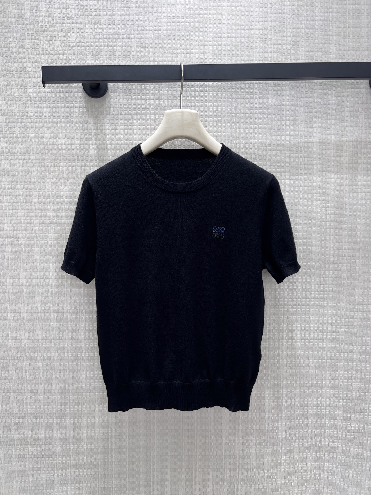 NO:922648,26 spring and summer new products. Exclusively customized Loe** embroidery with low-key logo as the finishing touch. The black model is cool and neat, while the milky white model is warm and relaxed. Simple and not rigid, the short-sleeved cut is suitable for layering and single wear in spring and summer. The cuffed hem modifies the figure and weakens the bloated feeling. Abandon the complicated design and use restrained texture to interpret the light and luxurious tone. It is suitable for commuting and daily travel, and it is easy to wear a calm and elegant high-end outfit. Ready-made smL  Actual detailed pictures,,loewe,T-shirt,1986090926春夏新品 独家定制Loe**刺绣低调logo点睛,黑款冷冽利落、奶白款温润松弛.简约不刻板,短袖剪裁适配春夏叠穿与单穿,收口袖口下摆修饰身形,弱化臃肿感.摒弃繁杂设计,以克制质感诠释轻奢调性,通勤、日常出行皆适配,轻易穿出沉稳雅致的高阶穿搭氛围.现货smL 实拍细节图,,loewe,T-shirt,,Women's clothing