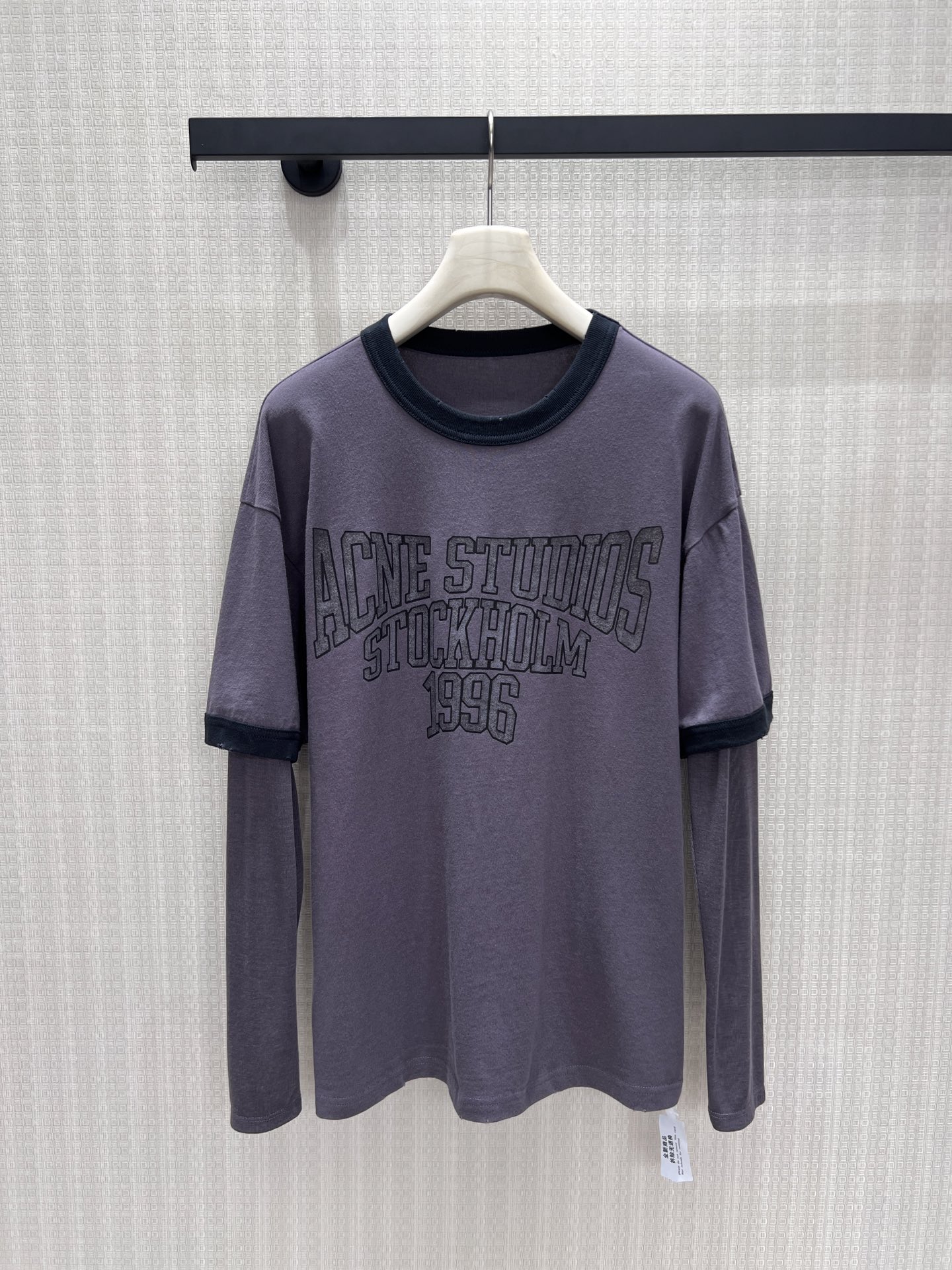 NO:912043,26 new spring and summer products ac** long-sleeved T  The cool gray and purple tones interpret Nordic minimalism and relaxation, the contrasting black-edged round neck creates a layered texture, and the fake two-piece splicing design eliminates the worry of matching. The retro distressed letter print on the chest replicates the street atmosphere of the 90s, the washed cotton fabric is soft and breathable, and the loose shoulder cut accommodates all body shapes. It is lazy and casual and has a niche high-end feel. It is suitable for matching with jeans and overalls, and can easily be worn with a cold atmosphere. Detailed pictures of the actual stock sml,1986090926春夏新品 ac**长袖T 清冷灰紫调诠释北欧极简松弛感,撞色黑边圆领打造层次质感,假两件拼接设计省去搭配烦恼.胸前复古做旧字母印花复刻90年代街头氛围,水洗棉面料柔软透气,宽松落肩剪裁包容各类身形.慵懒随性又自带小众高级感,搭配牛仔、工装裤皆适配,轻松穿出冷淡系氛围感穿搭.现货smL 实拍细节图,,,Women's clothing