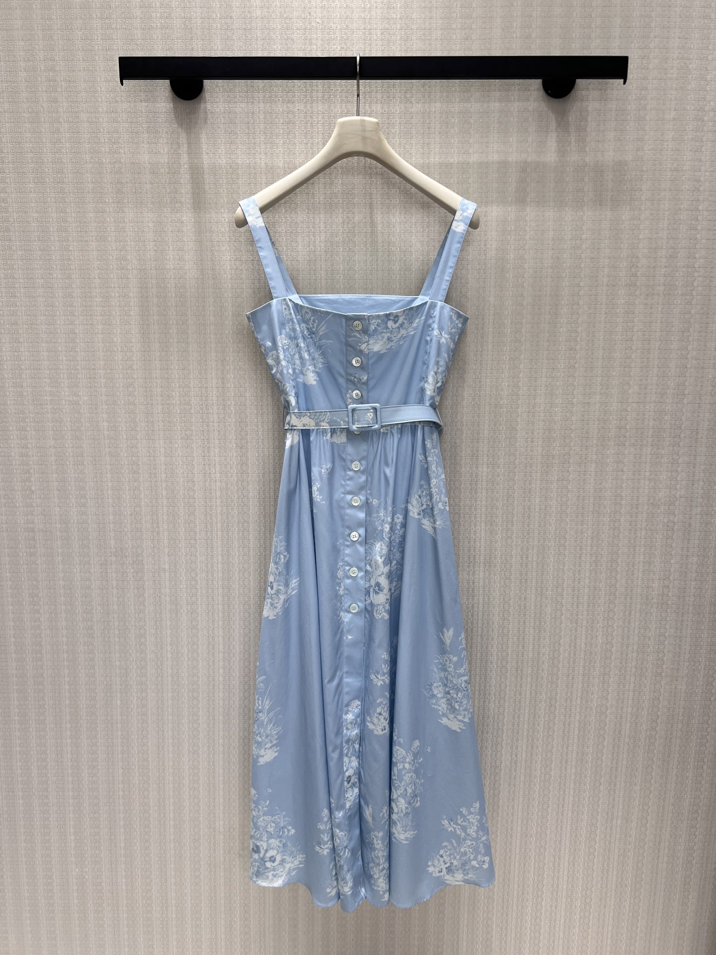 NO:912082,26 Spring/Summer New Arrival Dress Dio** Haute Couture Exclusive  The Rui print meets clear light blue, the wide shoulder straps and square collar gently outline the lines of the shoulders and neck, and the front row buttons show the brand's exquisite tailoring. The waist is waisted and wide to stretch and flow smoothly, the cotton fabric has a soft texture, and the white flowers are elegant and unobtrusive  .The relaxed atmosphere of Southern France is perfect for daily commuting and holiday afternoon tea. No complicated accessories are needed. Pair it with a tote and satin sandals to easily wear a low-key French elegance. In stock 36/38/40  Actual detailed pictures,,dior,skirts,1986090926春夏新品 连衣裙 Dio**高定独家 茹伊印花邂逅清透浅蓝,宽肩带方领温柔勾勒肩颈线条,前排排扣尽显品牌考究剪裁.收腰大摆舒展垂顺,棉质面料自带柔和肌理,白调花卉清雅不张扬.南法松弛氛围感拉满,日常通勤、度假下午茶皆适配,无需繁复配饰,随手搭配托特与缎面凉拖,轻松穿出低调显贵的法式优雅.现货36/38/40 实拍细节图,,dior,skirts,,Women's clothing