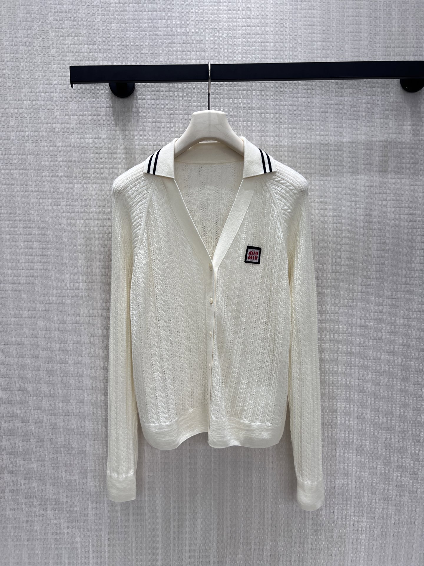 NO:922715,26 spring and summer new arrival miu** wool cardigan  The apricot-colored vertical pit strip knitted fabric feels soft to the touch, and the V-shaped lapel casually modifies the neck. The single-row button opening is suitable for a variety of wearing methods. The brand cloth label on the chest is exquisitely embellished to weaken the sense of exaggeration. The loose sleeves hide the arm fat, and are gentle and suitable for caramel pleated skirts. The sweet rich family atmosphere is full, suitable for daily shopping and casual dating, and it is easy to handle the delicate and gentle luxury girl style. Spot 36/38/40  Actual detailed pictures,,miumiu,skirts,1986090926春夏新品 miu**羊毛开衫 米杏色竖坑条针织面料触感绵柔,V型翻领随性修饰脖颈,单排纽扣开合适配多种穿法.胸口品牌布标做精巧点缀,弱化浮夸感.宽松袖型藏住手臂赘肉,温柔适配焦糖百褶短裙.清甜富家千金氛围感拉满,日常逛街、轻约会都适配,轻松拿捏细腻温婉的轻奢少女格调现货36/38/40 实拍细节图,,miumiu,skirts,,Women's clothing