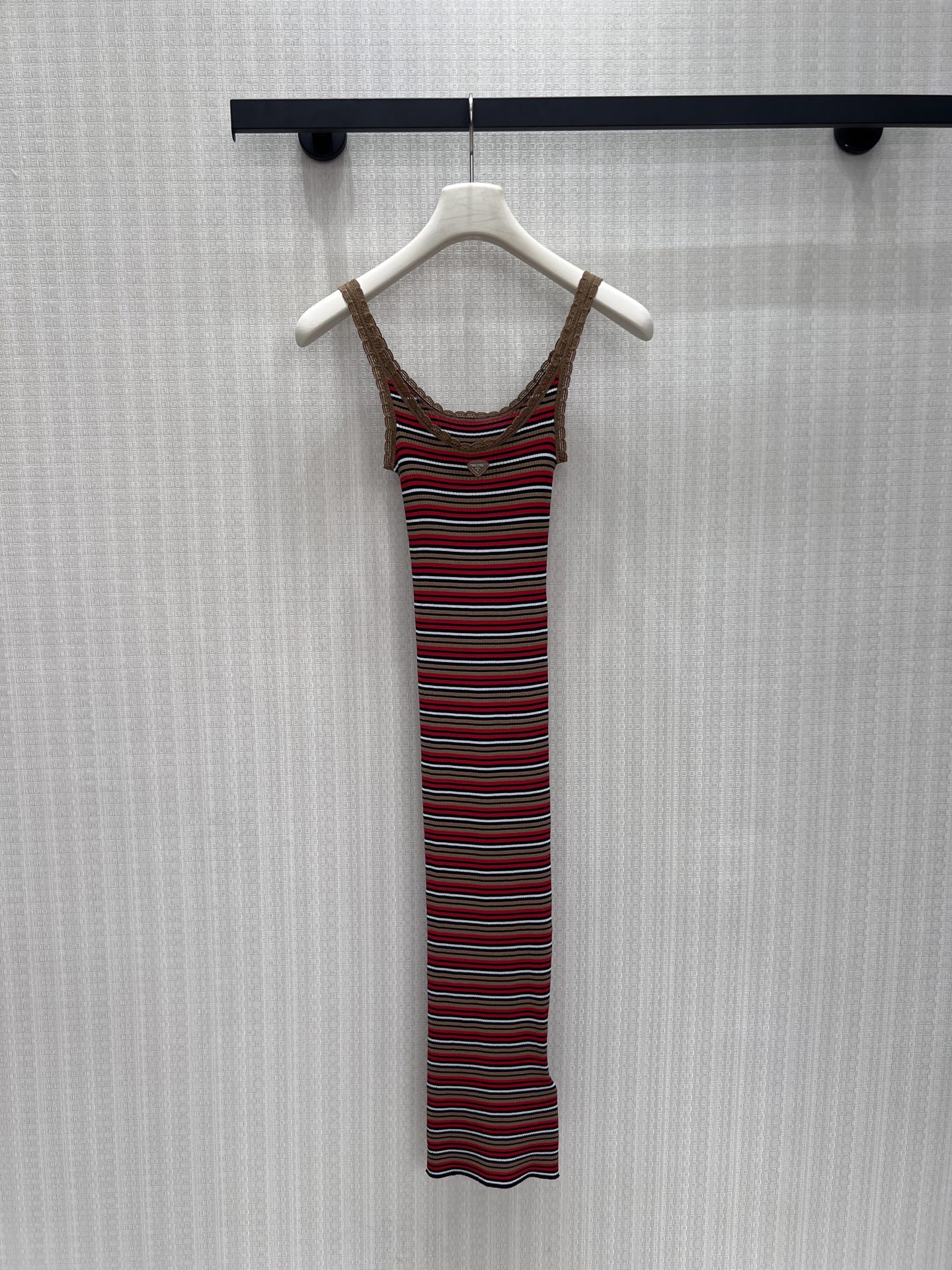 NO:922705,26 spring and summer new dress pra** Contrast color horizontal stripes have a rich and modern atmosphere. The waffle texture knitted fabric is soft and waxy and fits the body shape. The suspender U-shaped collar stretches the neck line. The metal triangle logo on the chest serves as a low-key logo for the brand. The slim fit accurately outlines the smooth waist and hip curves. The short skirt length is neat and shows the length of the legs. It has a relaxed retro hot girl texture, suitable for city wandering, dating and travel, and can easily create a high-end retro style with its own recognition. Ready-made smL  Actual detailed pictures,,prada,skirts,1986090926春夏新品连衣裙 pra**撞色横条纹浓郁摩登氛围感,华夫肌理针织面料软糯贴合身形,吊带U型领舒展脖颈线条.胸口金属三角徽标做品牌低调标识,修身版型精准勾勒流畅腰臀曲线,短款裙长利落显腿长.自带松弛的复古辣妹质感,适配城市闲逛、约会出行,轻松塑造自带辨识度的高阶复古造型现货smL 实拍细节图,,prada,skirts,,Women's clothing