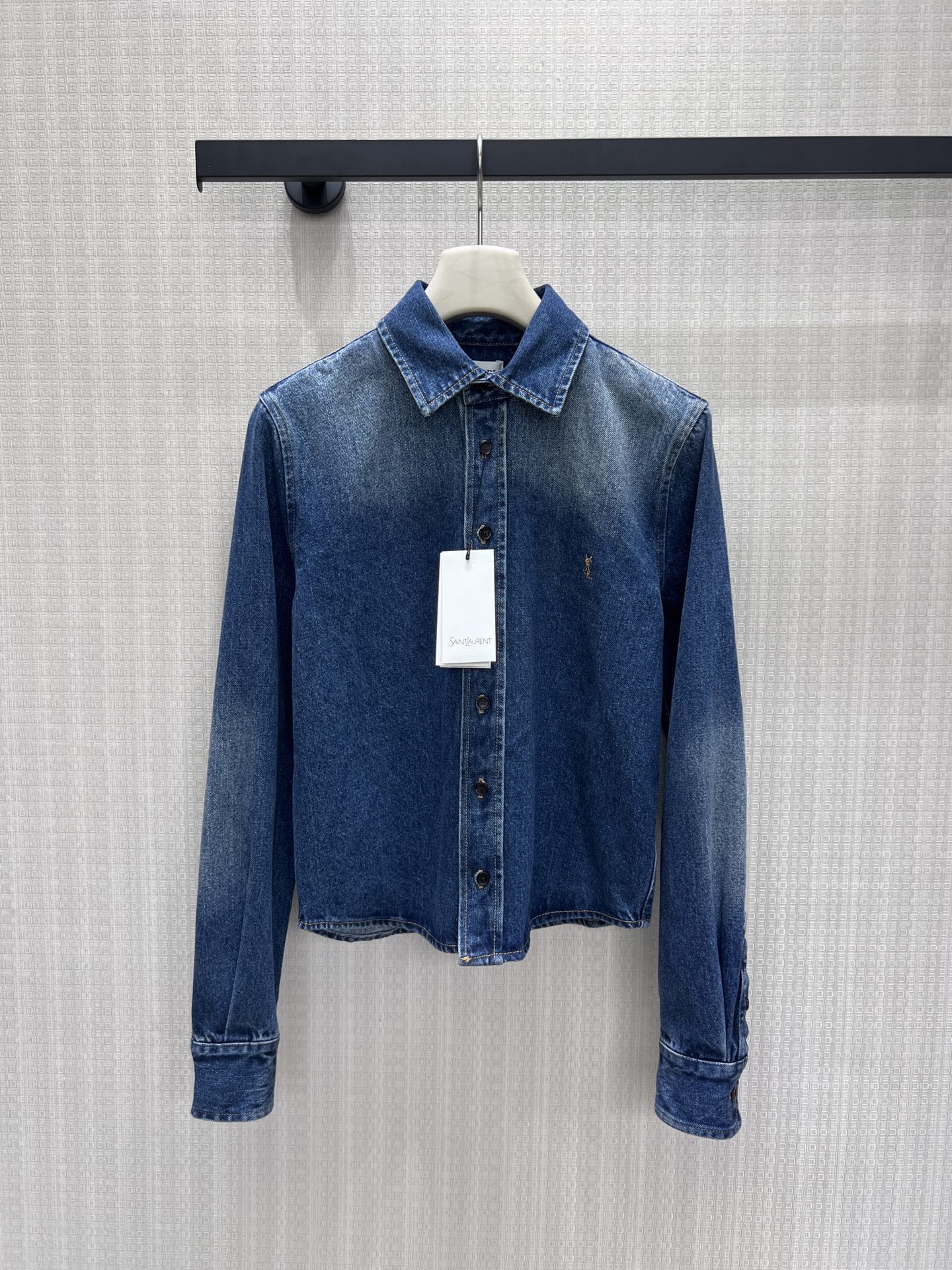 NO:922565,26 new spring and summer denim jacket. The distressed washed denim fabric is dyed with a natural retro blue tone. The neat short version can easily raise the waistline. The YSL logo is exquisitely embroidered on the left chest to lower the brand recognition. The classic lapel is matched with regular buttons, and the shape is stiff and not stiff. It is suitable for single wear or layering, and can be used in various scenes of commuting and daily outings. With simple and restrained tailoring, it creates a fashionable outfit that is both cool and luxurious. Ready-made smL  Actual detailed pictures,,saint laurent,jackets & coats,1986090926春夏新品牛仔外套 做旧水洗牛仔面料晕染出层次自然的复古蓝调,利落短款版型轻松拉高腰线.左胸精巧刺绣YSL标识低调释放品牌辨识度,经典翻领搭配规整排扣,版型挺括不僵硬.适配单穿、做叠搭造型,可驾驭通勤、日常出游各类场景,以简约克制的剪裁,塑造兼具酷感与轻奢调性的时髦穿搭现货smL 实拍细节图,,saint laurent,jackets & coats,,Women's clothing