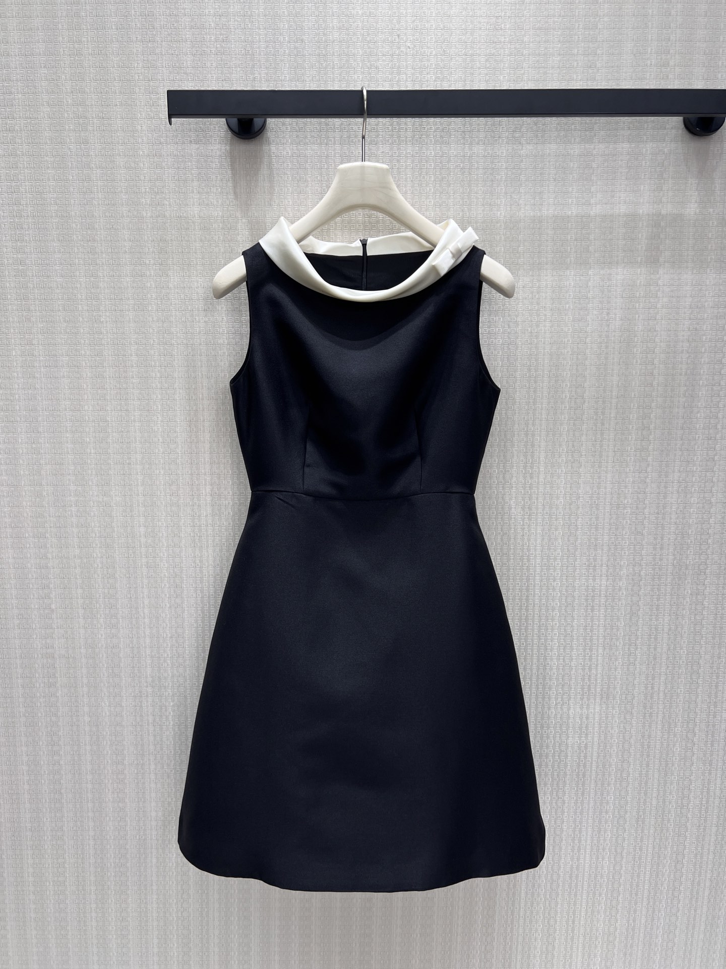 NO:924050,26 new spring and summer products. The sleeveless dress is made of crisp and smooth fabrics. The waist is cut to tighten the waistline accurately, and the A-line skirt is spread out to subtly modify the crotch and leg shape. Two collar bow designs, one with contrasting colors to create a gentle atmosphere, and the same color version to interpret restrained elegance. Multiple sizes to suit different body shapes. Suitable for light dates, small banquets and other occasions, easily interpret the elegant, retro, refined and neat French style. Ready-made smL  Actual detailed pictures,,skirts,1986090926春夏新品 无袖连衣裙甄选挺括顺滑面料,收腰剪裁精准收紧腰线,散开A字裙摆巧妙修饰胯部与腿型.两款领部蝴蝶结设计,一用撞色打造温柔氛围感、同色款诠释内敛贵气,多尺码适配不同身形.适配轻约会、小型宴会等场合,轻松演绎优雅复古、精致利落的法式千金格调现货 smL 实拍细节图,,skirts,,Women's clothing