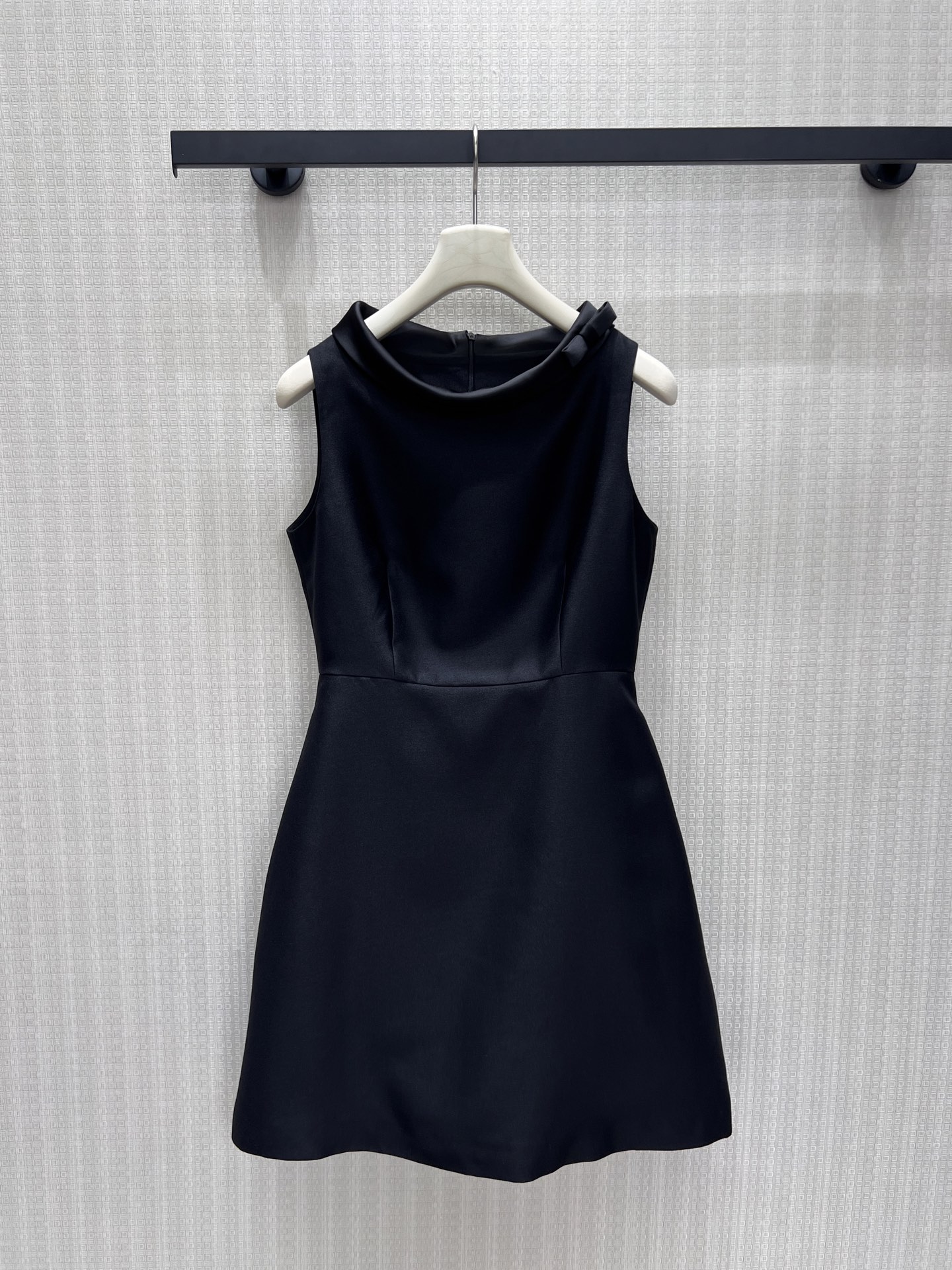 NO:924040,26 new spring and summer products. The sleeveless dress is made of crisp and smooth fabrics. The waist is cut to tighten the waistline accurately, and the A-line skirt is spread out to subtly modify the crotch and leg shape. Two collar bow designs, one with contrasting colors to create a gentle atmosphere, and the same color version to interpret restrained elegance. Multiple sizes to suit different body shapes. Suitable for light dates, small banquets and other occasions, easily interpret the elegant, retro, refined and neat French style. Ready-made smL  Actual detailed pictures,,skirts,1986090926春夏新品 无袖连衣裙甄选挺括顺滑面料,收腰剪裁精准收紧腰线,散开A字裙摆巧妙修饰胯部与腿型.两款领部蝴蝶结设计,一用撞色打造温柔氛围感、同色款诠释内敛贵气,多尺码适配不同身形.适配轻约会、小型宴会等场合,轻松演绎优雅复古、精致利落的法式千金格调现货 smL 实拍细节图,,skirts,,Women's clothing