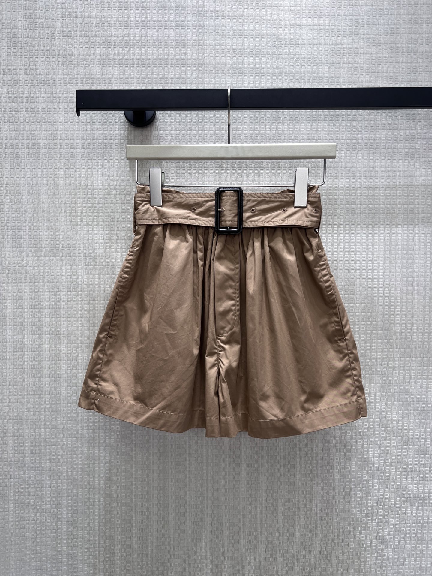 NO:922617,26 spring and summer new products exclusive customization ysl  The caramel coffee-colored high-waist bud shorts have a sophisticated and unique style. The matching square belt tightens the waistline and naturally increases the body proportions. The fabric is dry and breathable, and the loose trouser legs cleverly modify the crotch and cover up the fat on the legs. Paired with a dark pattern tube top to create a retro and noble atmosphere, suitable for vacation shopping and city travel. It combines laziness and light luxury texture to easily create a neat and exquisite French high-end summer look. Spot smL real shot details, saint  laurent,shorts,1986090926春夏新品 独家定制 ysl 焦糖咖色高腰花苞短裤版型精巧别致,配套方形皮带收紧腰线,自然抬高身材比例.面料干爽透气,宽松裤腿巧妙修饰胯部、遮掩腿部赘肉.搭配暗纹抹胸塑造复古贵气氛围,适配度假逛街、城市出行,糅合慵懒随性与轻奢质感,轻松打造利落精致的法式高阶夏日造型现货 smL 实拍细节图,,saint laurent,shorts,,Women's clothing