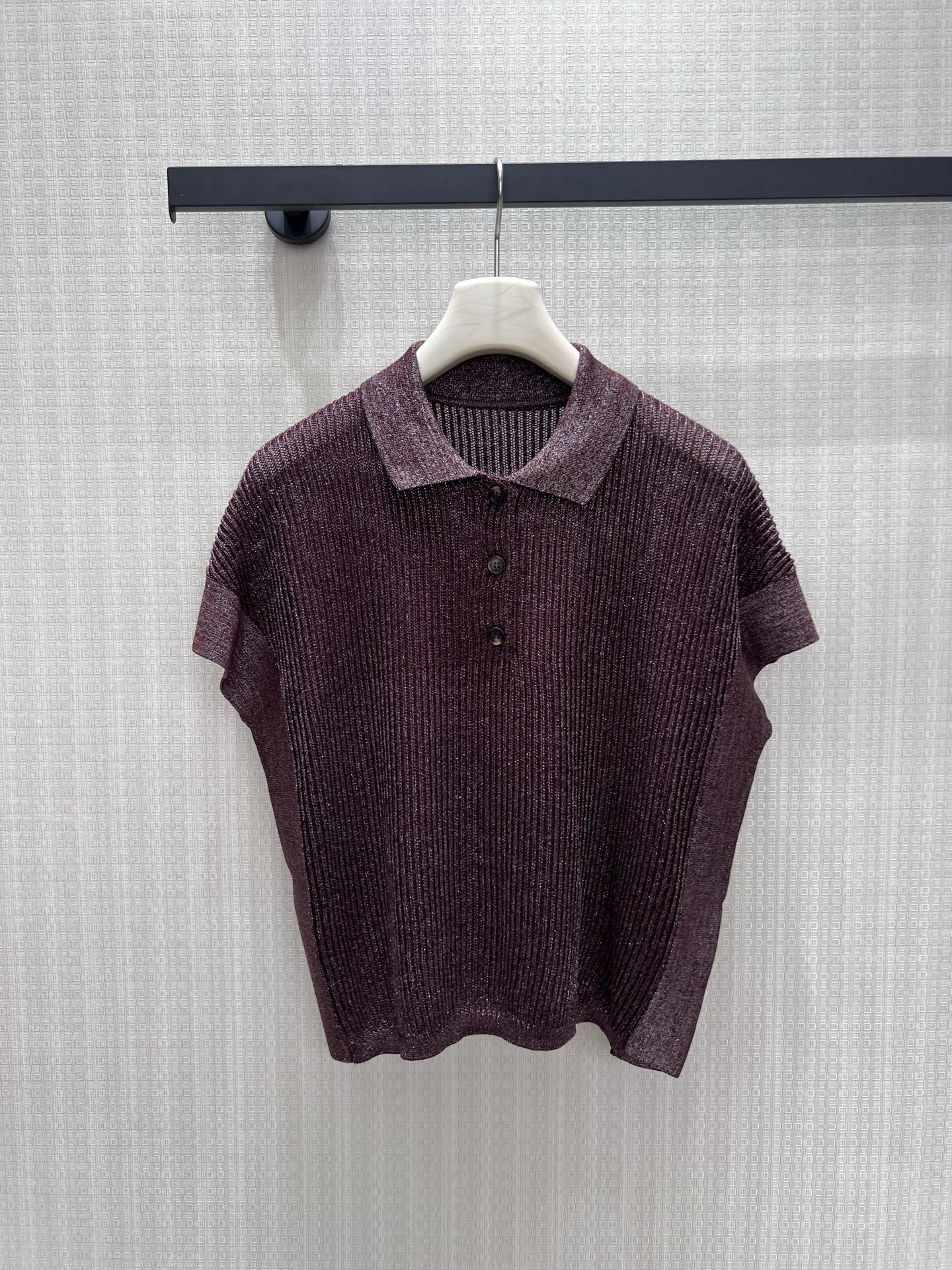 NO:922544,26 spring and summer new product, Haute Couture BC short-sleeved sweater. The yarn is selected with delicate sparkle. The vertical pit texture is neat and slimming. The lapel is matched with three placket buttons to create a dignified and relaxed wearing texture. Four low-saturated colors are suitable for a variety of bottoms. The loose off-shoulder version accommodates various shoulder shapes. Multiple sizes fit different body shapes. It is suitable for commuting and daily shopping. It is low-key and reveals a calm and elegant light luxury wearing texture.  Ready for sale sml real shot details, sweaters, T-shirt,1986090926春夏新品 高定BC短袖毛衣 甄选带细腻闪感的纱线,竖向坑条肌理利落显瘦,翻领搭配三颗门襟纽扣,塑造端庄松弛的穿搭质感.四款低饱和配色适配多样下装,宽松落肩版型包容各类肩型,多码数贴合不同身形,通勤、日常逛街都适配,低调透出沉稳雅致的轻奢穿搭质感 现货出售smL 实拍细节图,,sweaters,T-shirt,,Women's clothing