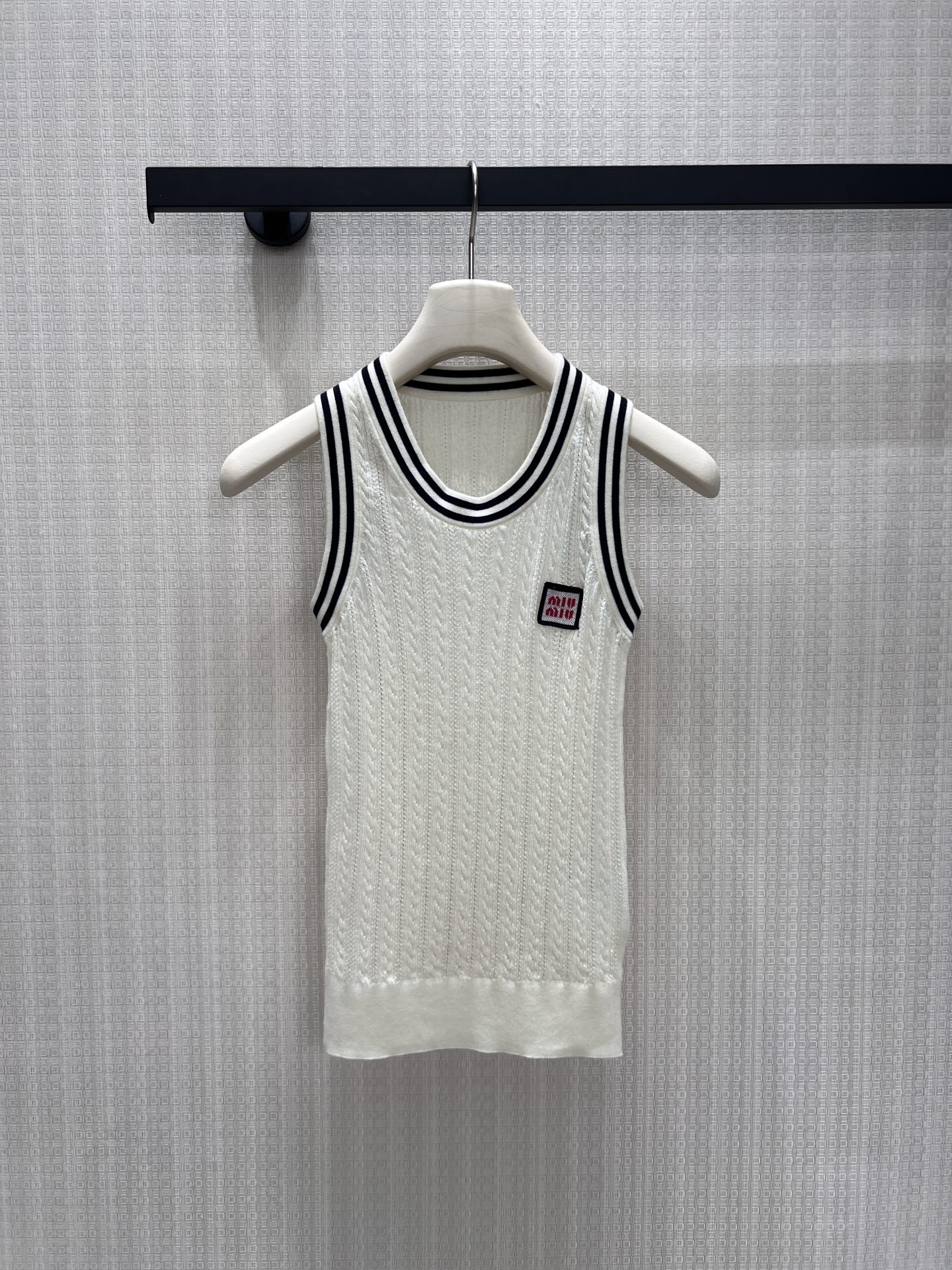 NO:925214,26 spring and summer new products  The miu** vest is made of fine twist hollow weaving. The fabric is breathable and refreshing and not easy to get sweaty. The neckline and shoulder straps are matched with classic black and white contrasting stripes, giving it a collegial and smart temperament. The square embroidered cloth mark on the chest is low-key to highlight the brand's tone, and the fitted version fits the body shape without being tight. It is suitable for suit jackets and denim bottoms. It can be worn alone or layered to create a sweet and girly look. It is suitable for daily travel and light commuting scenes. Ready-made 36/38/40  Actual detailed pictures,,miumiu,jackets & coats,business suit,1986090926春夏新品 miu**背心采用细腻麻花镂空织法,面料透气清爽不易闷汗,领口与肩带搭配经典黑白撞色条纹,自带学院灵动气质.胸口方形刺绣布标低调点明品牌调性,合身版型贴合身形不显紧绷.适配西装外套、牛仔下装,可单穿亦可做叠搭内搭,轻松塑造清甜少女感,日常出行与轻通勤场景都适配现货36/38/40 实拍细节图,,miumiu,jackets & coats,business suit,,Women's clothing
