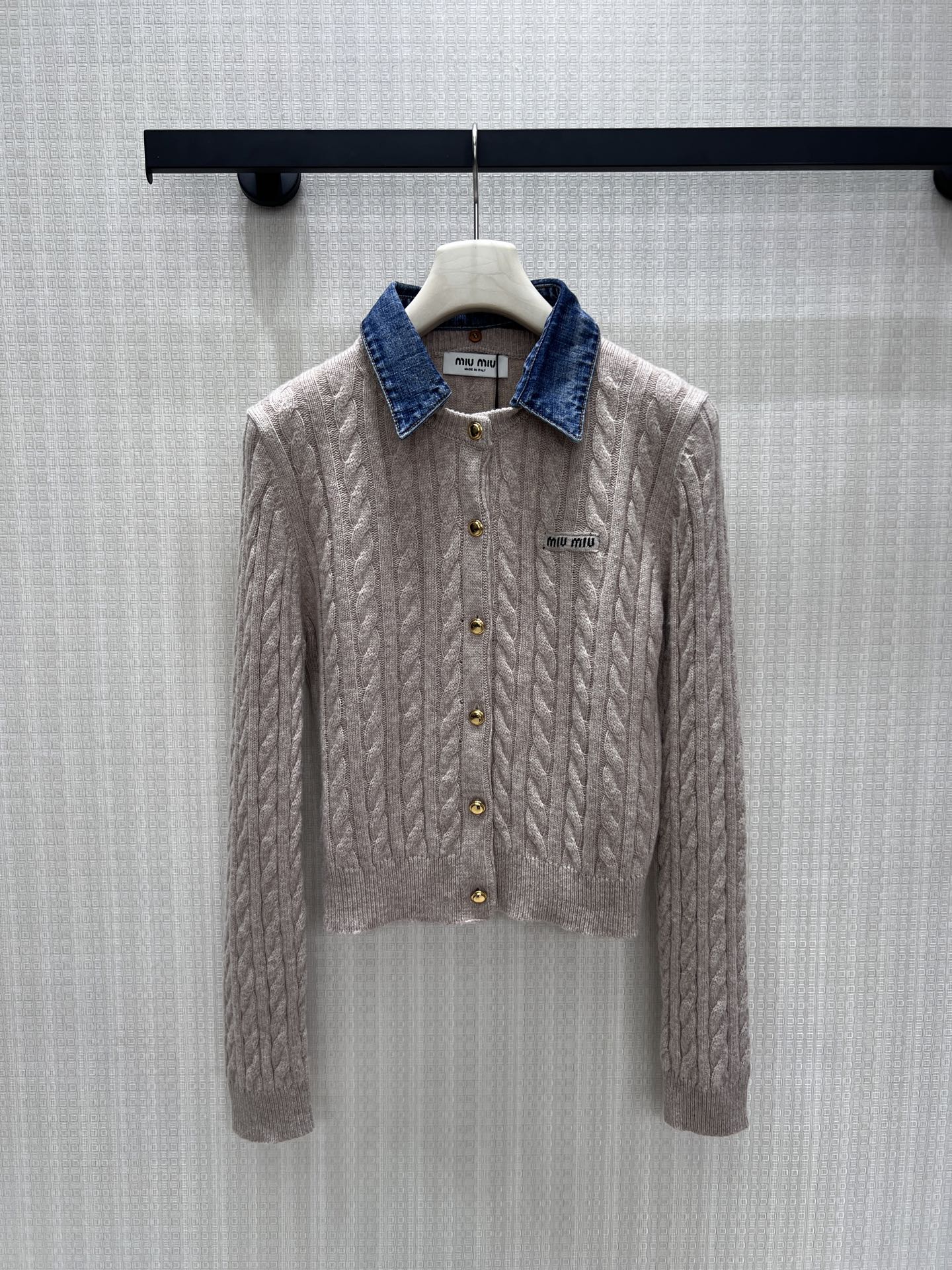 NO:925225,26 spring and summer new products  Miu** hemp gray cable knit cardigan is made of denim lapels with contrasting color splicing, breaking the dull atmosphere of solid colors. The three-dimensional twist weave has a full and soft texture, and the bright gold metal breast buttons enhance the exquisite texture. The chest cloth label is low-key with the brand logo. The short version optimizes body proportions  , Slim cut without looking bloated, suitable for skirts and jeans, with both girly sweetness and retro luxury temperament. It can be easily adapted to commuting and casual wear. 36/38/40 real shot details, ,miumiu,skirts,jeans,1986090926春夏新品 Miu**麻灰绞花针织开衫做牛仔翻领撞色拼接,打破纯色沉闷氛围.立体麻花织法肌理饱满软糯,金属亮金排扣提升精致质感,胸口布标低调标注品牌标识.短款版型优化身材比例,修身剪裁不显臃肿,适配半裙、牛仔裤,兼具少女甜感与复古轻奢气质,通勤休闲穿搭都能轻松适配现货36/38/40实拍细节图,,miumiu,skirts,jeans,,Women's clothing