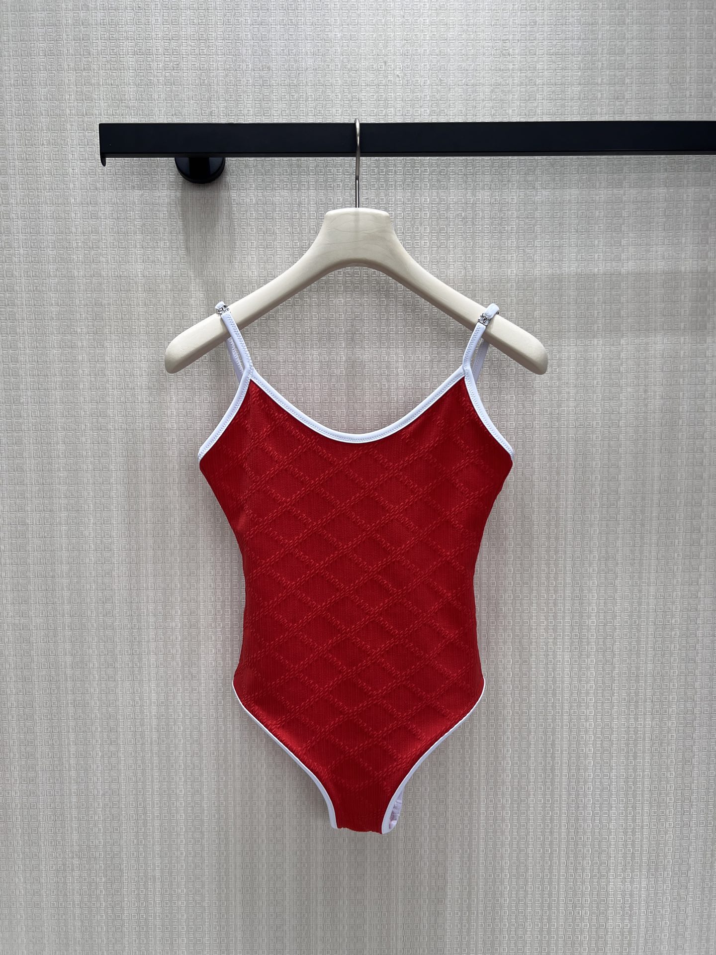 NO:925259,26 spring and summer new products  Chan** one-piece swimsuit is decorated with white edges and exquisite hemming for contrasting colors. The fabric is woven with a classic diamond pattern, replicating the brand's iconic design. The thin straps are equipped with metal adjustment fasteners, which can be adjusted to the shoulder height at will. The tailoring fits the body shape and cleverly outlines the smooth figure. The fabric is elastic  Outstanding strength and good water resistance, suitable for beach vacations and swimming pool play. The bright colors can easily create atmospheric blockbusters, showing the French exquisite and light luxury style. Spot 36/38/40 real shot details,,chanel,swimsuits,1986090926春夏新品 Chan**连体泳衣以白边精致包边做撞色点缀,面料织出经典菱格暗纹,复刻品牌标志性设计.细吊带配有金属调节扣件,能随心适配肩高,剪裁贴合身形、巧妙勾勒流畅身段.面料弹力出众且具备不错的抗水性能,适配海边度假、泳池戏水,亮眼配色轻松拍出氛围感大片,尽显法式精致轻奢格调现货36/38/40实拍细节图,,chanel,swimsuits,,Women's clothing