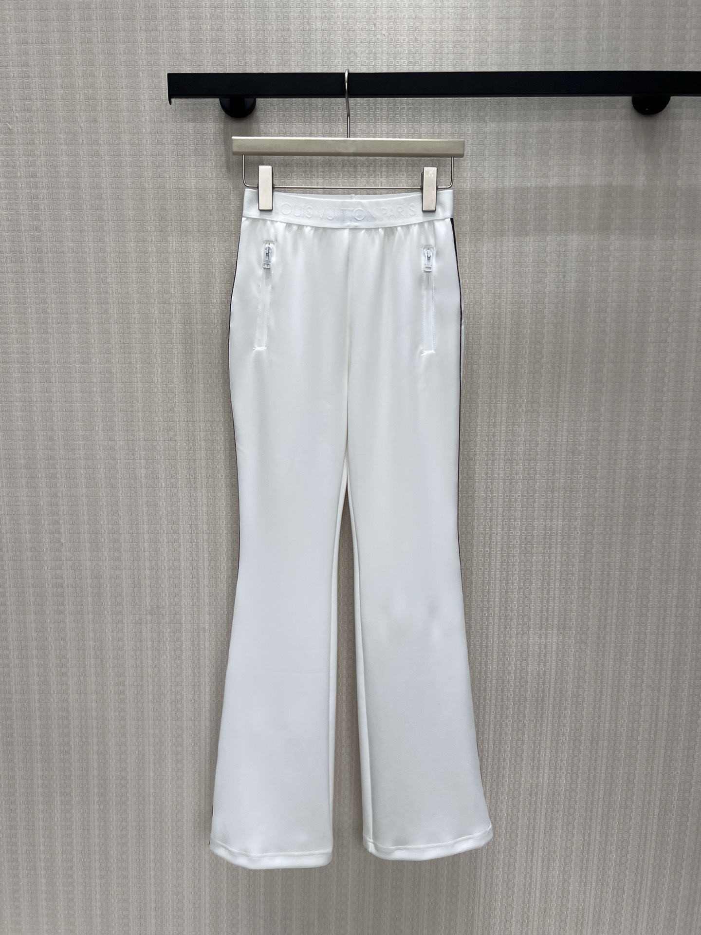 NO:931027,26 new spring and summer casual trousers are available in black and white, with a soft and delicate drape. The elastic waist is embossed with brand letters, which fits the waist and abdomen without restraint. The side zipper pockets are both beautiful and practical. The smooth and slightly flared trousers modify the leg shape, elongate the overall proportion, and the smooth fabric is not easy to wrinkle. The simple and light luxury version is suitable for all kinds of tops, suitable for commuting and leisure, and is low-key, showing the French high-end relaxation. Ready-made sml real shot details,,1986090926春夏新品 休闲长裤 黑白双色可选,自带柔光细腻垂感.压印品牌字母松紧腰,贴合腰腹无束缚,侧边拉链口袋兼顾美观实用性.流畅微喇裤型修饰腿型,拉长整体比例,顺滑面料不易起皱.简约轻奢版型适配各类上衣,通勤休闲皆可驾驭,低调尽显法式高级松弛感.现货smL 实拍细节图,,,Women's clothing
