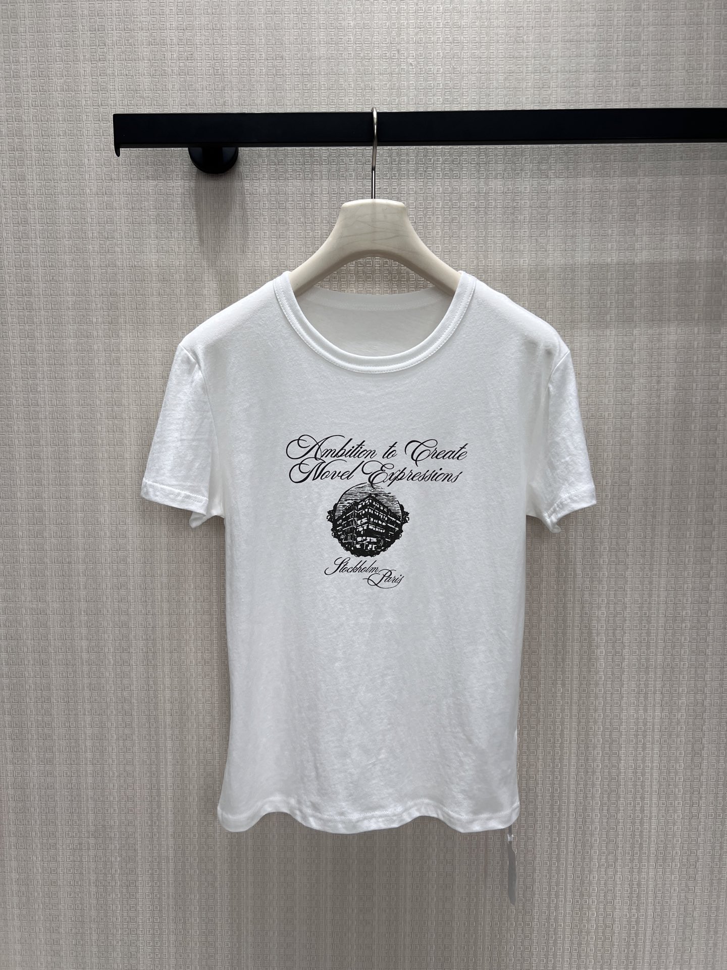 NO:925246,26 spring and summer new products  AC** short-sleeves are made of soft, skin-friendly cotton fabrics, with a slim and neat silhouette that can gently modify the lines of the upper body. The body is matched with retro floral English and architectural sketch prints, which is full of literary and artistic atmosphere. The white and blue colors are refreshing and attractive. Multiple sizes can be adapted to different body shapes. It is simple and refreshing to wear alone, and it is also very harmonious to layer with various outerwear. It is suitable for daily shopping, short-distance travel and other scenes. It is easy to wear a low-key and attractive Korean relaxed texture. Ready-made smL  Actual detailed pictures, T-shirt,1986090926春夏新品 AC**短袖甄选柔软亲肤棉质面料,版型修身利落,能柔和修饰上身线条.衣身搭配复古花体英文搭配建筑素描印花,充满文艺氛围感,白、蓝两款配色清爽耐看.多尺码可适配不同身形,单穿简约清爽,叠搭各类外搭也十分和谐,适配日常逛街、短途出游等场景,轻松穿出低调耐看的韩系松弛质感现货smL 实拍细节图,,T-shirt,,Women's clothing