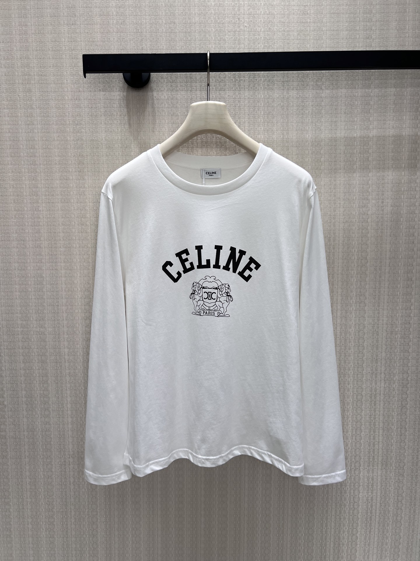 NO:926693,26 spring and summer new product Celi** long-sleeved T-shirt is made of fine and skin-friendly cotton fabric, which is breathable and refreshing and not easy to sweat. The curved brand letters on the front are matched with classic lion print, which has a strong retro college atmosphere. The neat short length optimizes the body proportions, and the black and white and light gray colors are versatile and durable. It can be worn alone or layered with various types of jackets, easily creating a simple and restrained daily wear with French old money texture. Spot sml real shot details,,celine,jackets  & coats,tees,t-shirt,1986090926春夏新品 Celi**长袖T恤选用细腻亲肤棉质面料,透气清爽不易闷汗.正面弧形品牌字母搭配经典狮纹印花,复古学院气息浓郁.利落短衣长优化身材比例,黑白、浅灰两款色调百搭耐看,既能单独外穿,也可叠搭各类外套,轻松塑造简约克制、自带法式老钱质感的日常穿搭 现货smL 实拍细节图,,celine,jackets & coats,tees，t-shirt,,Women's clothing