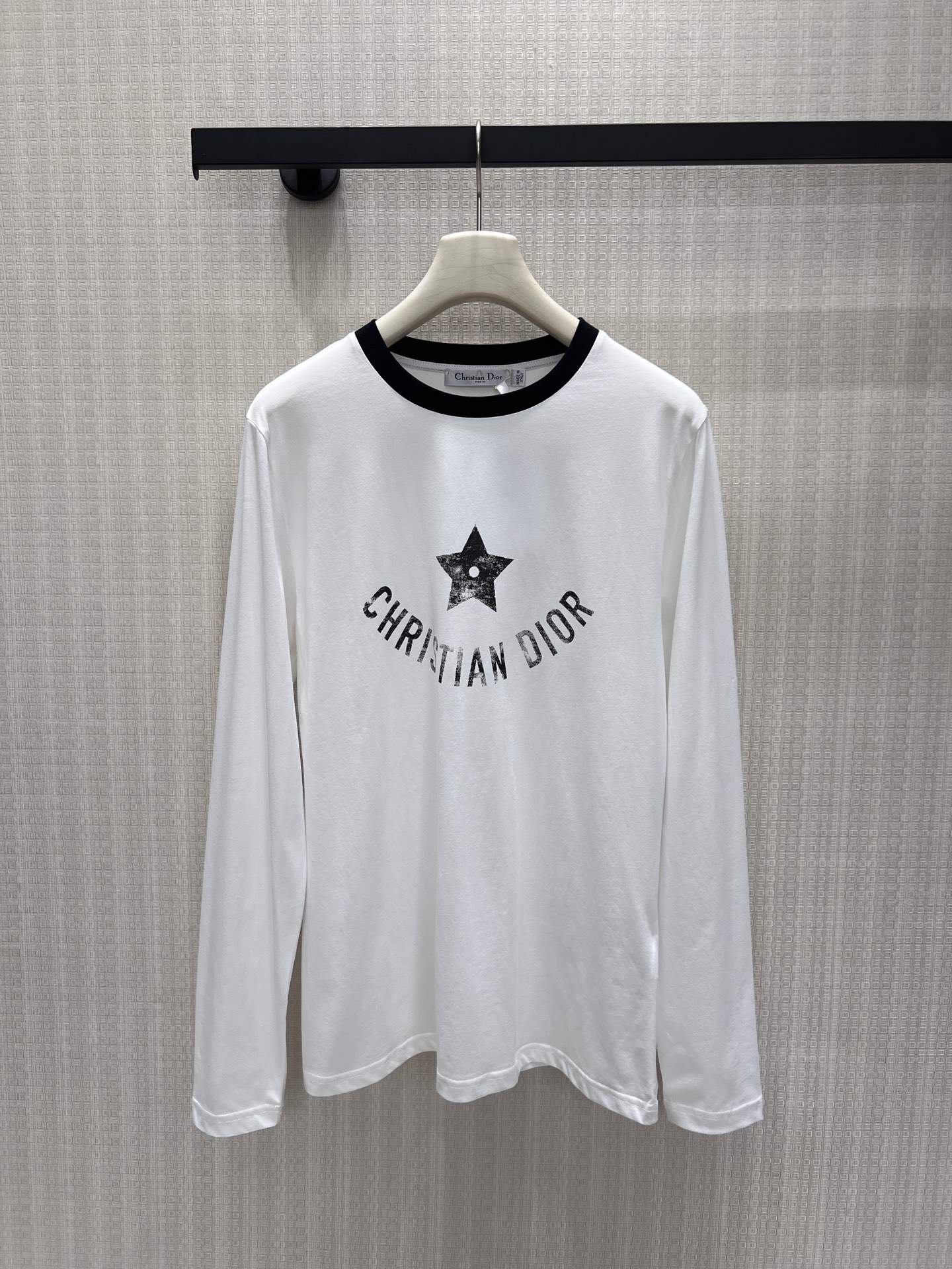 NO:926718,26 spring and summer new product Dio** printed long-sleeved T-shirt is made of soft, waxy and breathable cotton. The classic black and white color scheme is suitable for a variety of outfits. The aged five-star texture is matched with curved brand words, which has a strong retro atmosphere. The contrasting ribbed collar enhances the styling details. The fit is not tight, and it is suitable for daily wear alone or as an inner layer. The simple design is both recognizable and can easily create a neat, fashionable, low-key and luxurious daily life.  In stock 36/38/40 real shot details, dior, tees, t-shirt,1986090926春夏新品 Dio**印花长袖T恤甄选软糯透气棉料,黑白经典配色适配多样穿搭.做旧质感五星搭配弧形品牌字样,复古氛围感浓厚,撞色罗纹领口强化造型细节.版型合身不紧绷,日常单穿、充当内搭都很合适,简约设计兼具辨识度,轻松打造利落时髦、低调显贵的轻奢日常 现货36/38/40 实拍细节图,,dior,tees，t-shirt,,Women's clothing