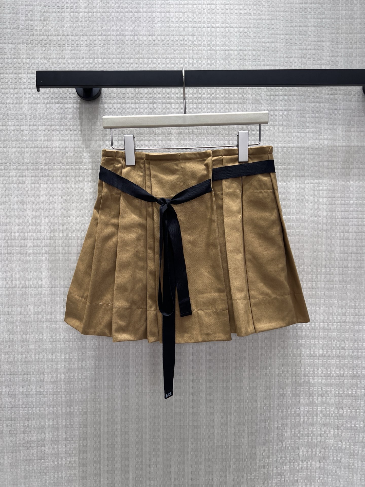 NO:925235,26 spring and summer new products pra**  The warm camel pleated skirt fabric is crisp and stylish, and the neat pleats create a three-dimensional fluffy skirt, which can subtly modify the crotch line. The black webbing tie at the waist can be knotted freely to adjust the tightness, and the contrasting color design adds layered texture. The short version heightens the body proportions, and the retro color is versatile and durable. It is suitable for sweaters and shirts. It can be worn for daily outings and casual dates. It brings a neat and light luxury style to the casual atmosphere. Ready smL  Actual detailed pictures, prada,hoodie,sweatshirts,skirts,shirts,1986090926春夏新品 pra** 暖驼色百褶半身裙面料挺括有型,利落压褶塑造立体蓬松裙摆,能巧妙修饰胯部线条.腰间黑色织带系带可自由打结调节松紧,撞色设计增添层次质感.短款版型拉高身材比例,复古色调百搭耐看,适配卫衣、衬衫各类上衣,日常出行、休闲约会皆可上身,随性带出利落又有轻奢调性的穿搭氛围感现货smL 实拍细节图,,prada,hoodie,sweatshirts,skirts,shirts,,Women's clothing