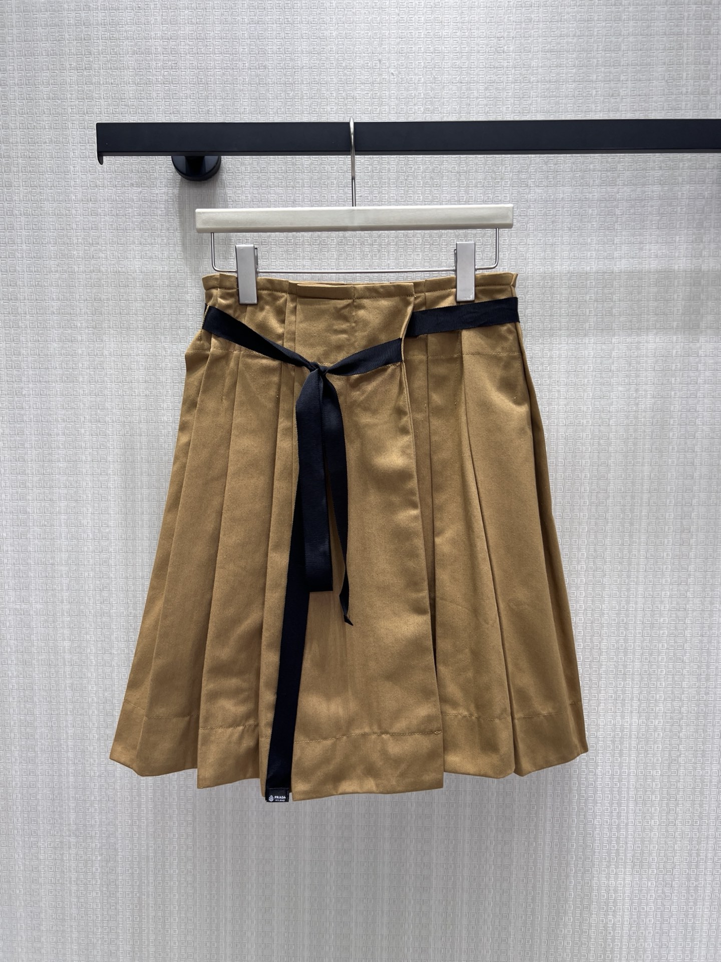 NO:925247,Long 26 spring and summer new products pra**  The warm camel pleated skirt fabric is crisp and stylish, and the neat pleats create a three-dimensional fluffy skirt, which can subtly modify the crotch line. The black webbing tie at the waist can be knotted freely to adjust the tightness, and the contrasting color design adds layered texture. The short version heightens the body proportions, and the retro color is versatile and durable. It is suitable for sweaters and shirts. It can be worn for daily outings and casual dates. It brings a neat and light luxury style to the casual atmosphere. Ready smL  Actual detailed pictures, prada,hoodie,sweatshirts,skirts,shirts,19860909长 26春夏新品 pra** 暖驼色百褶半身裙面料挺括有型,利落压褶塑造立体蓬松裙摆,能巧妙修饰胯部线条.腰间黑色织带系带可自由打结调节松紧,撞色设计增添层次质感.短款版型拉高身材比例,复古色调百搭耐看,适配卫衣、衬衫各类上衣,日常出行、休闲约会皆可上身,随性带出利落又有轻奢调性的穿搭氛围感现货smL 实拍细节图,,prada,hoodie,sweatshirts,skirts,shirts,,Women's clothing