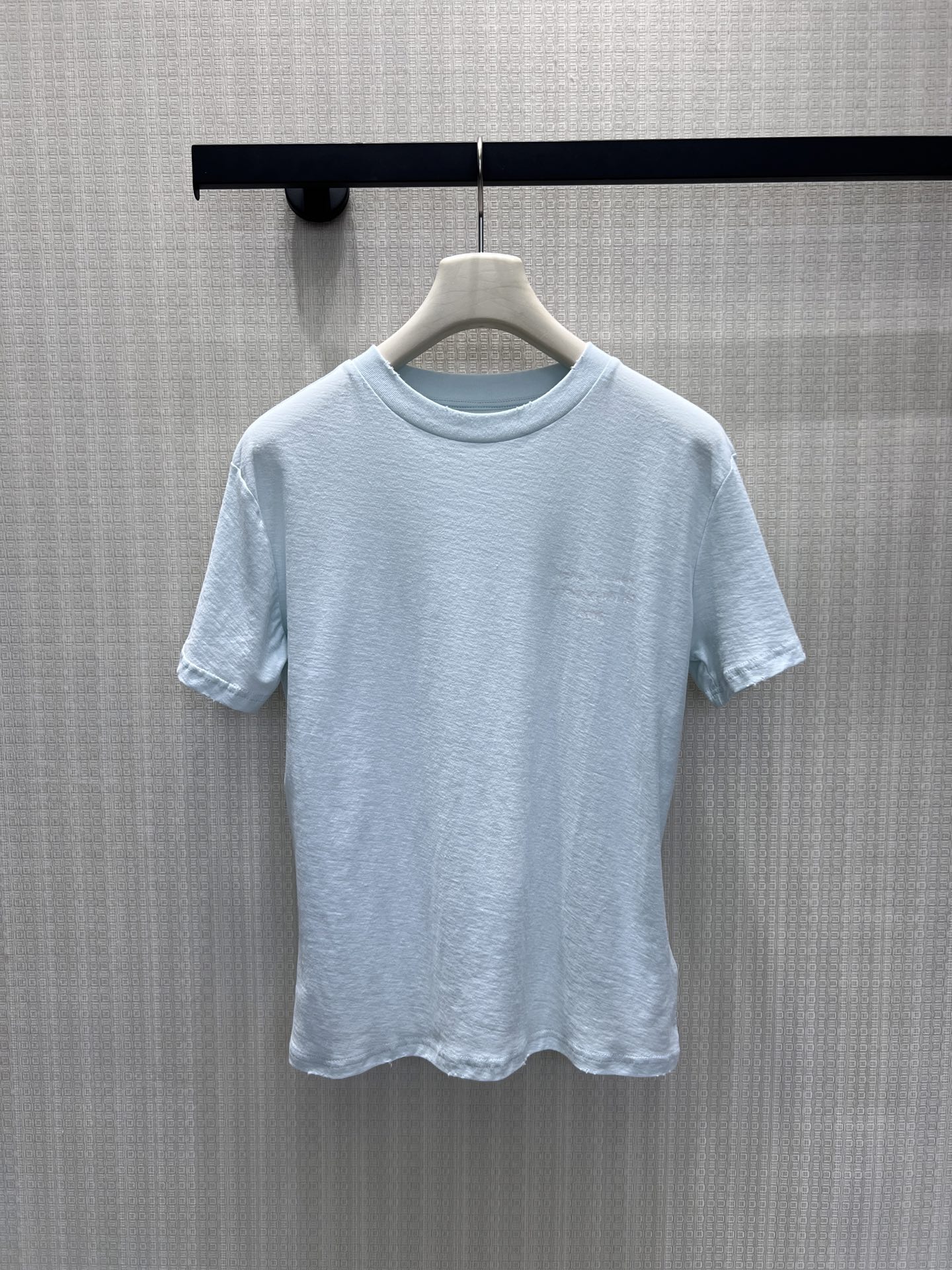 NO:947672,The clear light blue has a refreshing atmosphere, and the soft tones are healing and durable. The fabric is soft and breathable, the old raw edge round neck is full of retro tones, and you can choose between long and short tops. Pair it with drawstring sweatpants of the same color, and the loose tailoring is free and unrestricted. The complete set is simple and coordinated, and can be separated and combined freely. The relaxed Nordic minimalist style is suitable for daily travel and street casual wear, and it is easy to create a clean and refreshing atmosphere. Detailed photos of the actual sml (short sleeve) in stock, T-shirt,19860909清透浅蓝自带清爽氛围感,柔和色调治愈耐看.面料柔软透气,做旧毛边圆领充满复古调性,长短两版上衣随心挑选.搭配同色系抽绳卫裤,宽松剪裁自在无束缚.成套穿搭简约协调,拆分亦可自由组合,松弛北欧极简风格,日常出行、街头休闲适配,轻松打造干净清爽的氛围感穿搭.现货smL（短袖）实拍细节图,,T-shirt,,Women's clothing