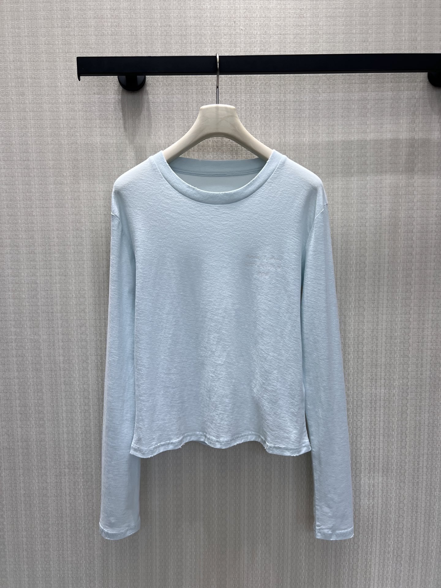 NO:947679,The clear light blue has a refreshing atmosphere, and the soft tones are healing and durable. The fabric is soft and breathable, the old raw edge round neck is full of retro tones, and you can choose between long and short tops. Pair it with drawstring sweatpants of the same color, and the loose tailoring is free and unrestricted. The complete set is simple and coordinated, and can be separated and combined freely. It has a relaxed Nordic minimalist style, suitable for daily travel and street leisure, and can easily create a clean and refreshing atmosphere. Ready in stock smL,,19860909清透浅蓝自带清爽氛围感,柔和色调治愈耐看.面料柔软透气,做旧毛边圆领充满复古调性,长短两版上衣随心挑选.搭配同色系抽绳卫裤,宽松剪裁自在无束缚.成套穿搭简约协调,拆分亦可自由组合,松弛北欧极简风格,日常出行、街头休闲适配,轻松打造干净清爽的氛围感穿搭.现货smL,,,Women's clothing