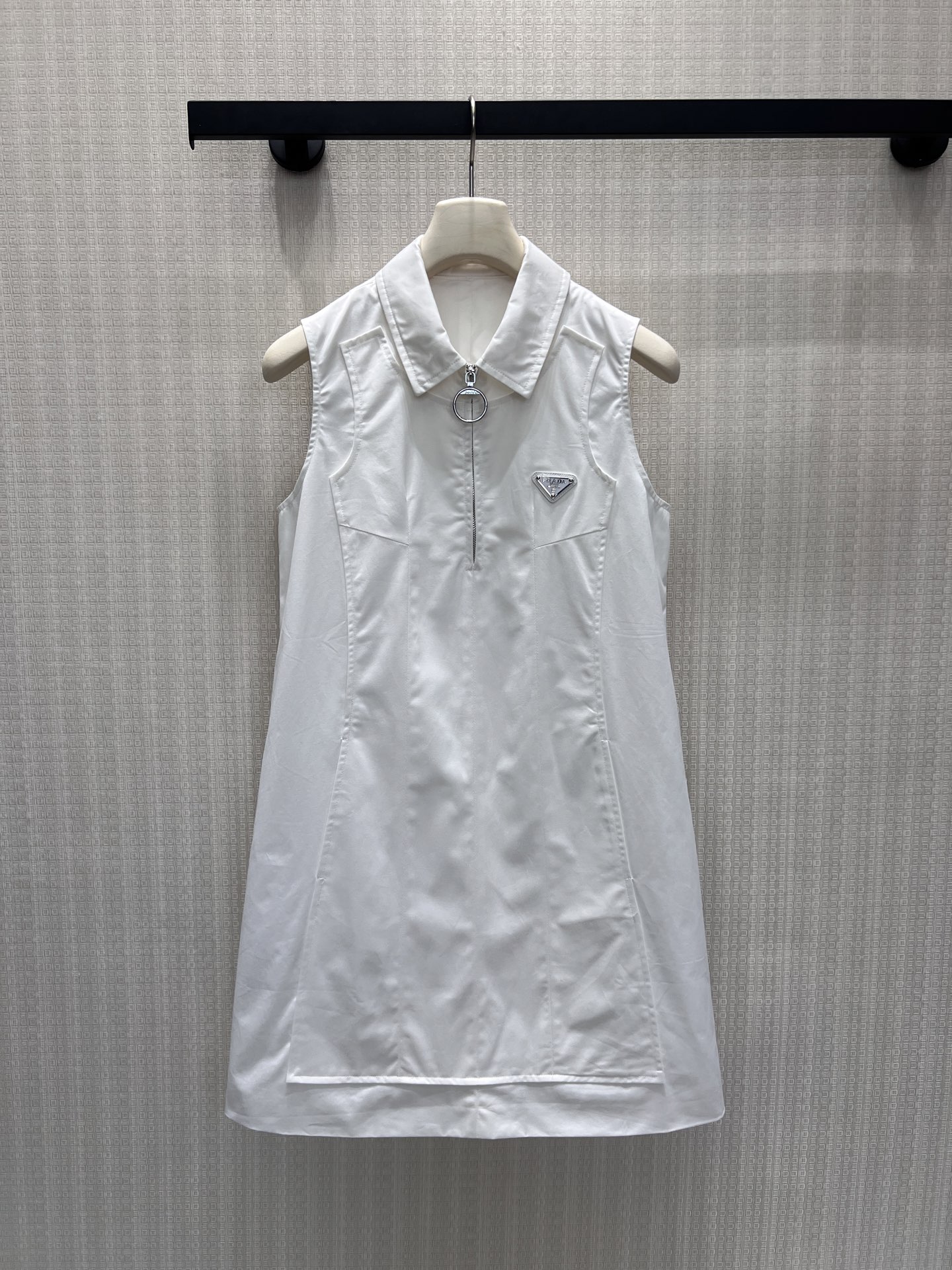 NO:926637,26 spring and summer new product Pra** pure white sleeveless shirt dress is made of crisp and breathable high-quality fabrics. The half-open metal zipper design on the front is neat and eye-catching. The brand embroidery on the chest is low-key and highly recognizable. The loose straight version is excellent in tolerating the body shape and can cover the excess fat on the waist and abdomen. The lapels create a dry look.  Practice a refreshing temperament. It is suitable for daily shopping, light commuting, and short-distance travel. Pair it with light-toned bags and flat shoes to easily create a simple and advanced daily style with a sense of intellectual luxury. Detailed pictures of real-life photos of sml, prada, flats, skirts, shirts,1986090926春夏新品Pra**纯白无袖衬衫连衣裙选用挺括透气的优质面料,前襟半开金属拉链设计利落亮眼,胸口品牌刺绣低调凸显辨识度.宽松直筒版型对身形包容度优秀,可遮挡腰腹多余赘肉,翻领塑造干练清爽气质.适配日常逛街、轻通勤、短途出游,搭配浅调包袋平底鞋,轻松打造简约高级、自带知性轻奢感的日常造型现货smL实拍细节图,,prada,flats,skirts,shirts,,Women's clothing