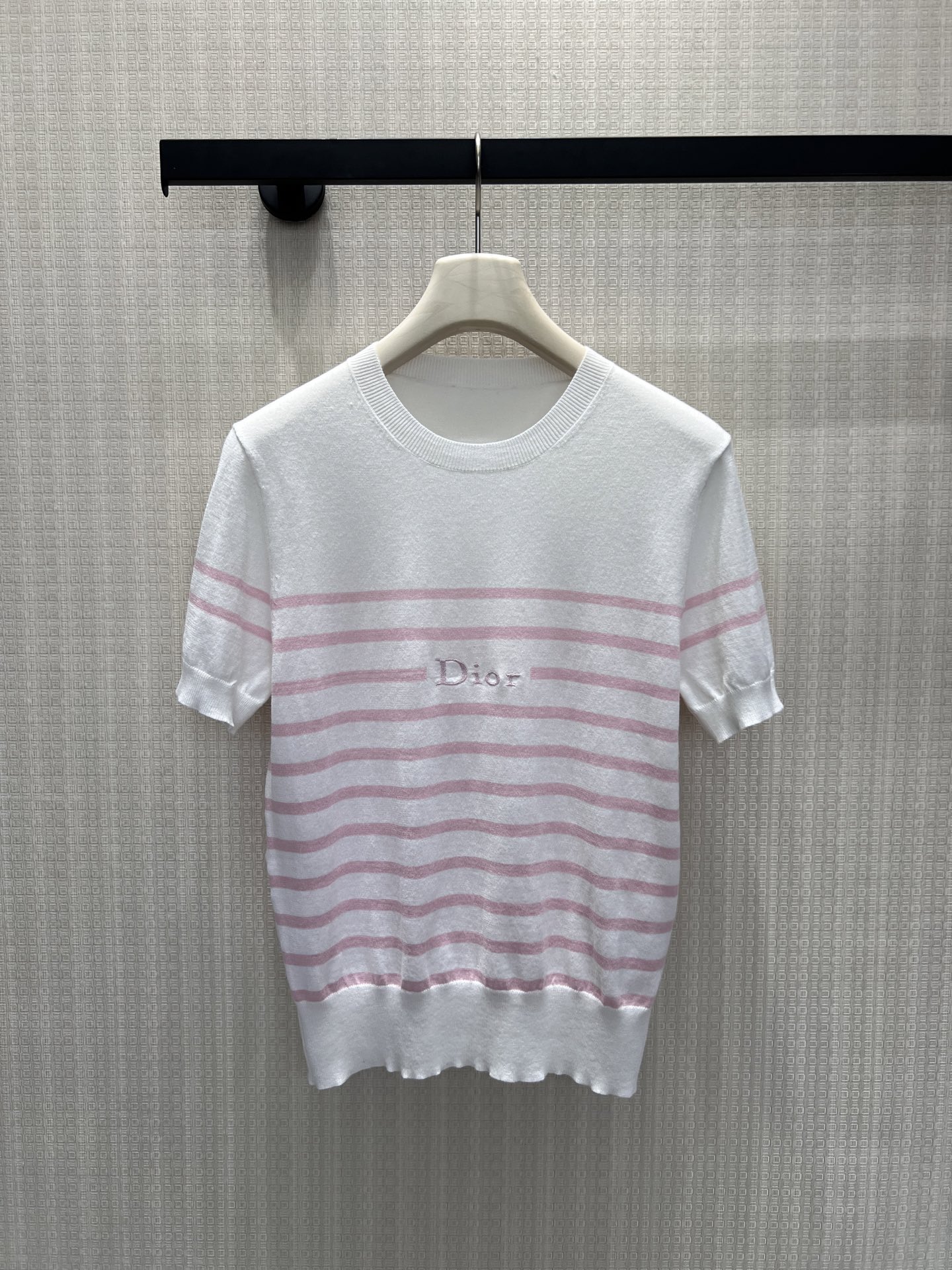 NO:926664,26 spring and summer new product Dio** striped short-sleeved sweater. The hem is reinforced and the shape is not easy to deform. The soft pink tone is sweet and gentle, the classic black stripes are neat and capable, and the low-key embroidery on the chest highlights the brand logo. The slim fit fits the body shape without appearing bloated, and the color is versatile and attractive. It can be matched with skirts and casual trousers, suitable for daily commuting and casual dating. It is easy to wear a refined and refreshing style with French light luxury texture. Ready in stock  36/38/40 Actual detailed pictures, dior, skirts, sweaters, T-shirt,1986090926春夏新品 Dio**条纹短袖毛衣 下摆加固衣型不易变形.柔和粉调清甜温婉,经典黑条利落干练,胸口低调刺绣点明品牌标识.修身版型贴合身形不显臃肿,配色百搭耐看,可搭配半身裙、休闲长裤,适配日常通勤与休闲约会,轻松穿出精致清爽、自带法式轻奢质感的穿搭造型现货 36/38/40 实拍细节图,,dior,skirts,sweaters,T-shirt,,Women's clothing