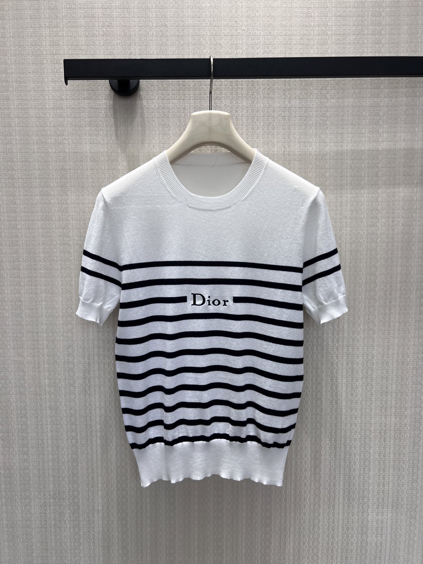 NO:926681,26 spring and summer new product Dio** striped short-sleeved sweater. The hem is reinforced and the shape is not easy to deform. The soft pink tone is sweet and gentle, the classic black stripes are neat and capable, and the low-key embroidery on the chest highlights the brand logo. The slim fit fits the body shape without appearing bloated, and the color is versatile and attractive. It can be matched with skirts and casual trousers, suitable for daily commuting and casual dating. It is easy to wear a refined and refreshing style with French light luxury texture. Ready in stock  36/38/40 Actual detailed pictures, dior, skirts, sweaters, T-shirt,1986090926春夏新品 Dio**条纹短袖毛衣 下摆加固衣型不易变形.柔和粉调清甜温婉,经典黑条利落干练,胸口低调刺绣点明品牌标识.修身版型贴合身形不显臃肿,配色百搭耐看,可搭配半身裙、休闲长裤,适配日常通勤与休闲约会,轻松穿出精致清爽、自带法式轻奢质感的穿搭造型现货 36/38/40 实拍细节图,,dior,skirts,sweaters,T-shirt,,Women's clothing