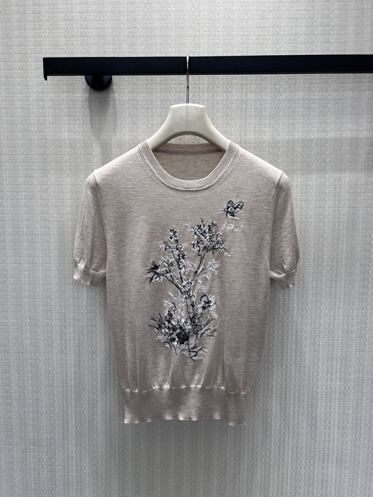 NO:926704,26 spring and summer new arrival Dio** light apricot short-sleeved sweater  It presents a warm and low-key matte texture. The flower and bird embroidery on the chest is exquisitely made, and the blooming branches are paired with fluttering butterflies, which outlines an elegant and romantic French artistic conception. The fit is suitable for skirts, suit pants and other items. The soft and light colors are easy to match, suitable for commuting and shopping. It can easily create an elegant outfit that is gentle and relaxed, with delicate texture and high-end atmosphere. In stock 36/38/40  Actual detailed pictures, dior, skirts, sweaters, T-shirt, business suit,1986090926春夏新品 Dio**浅杏短袖毛衣 呈现温润低调的哑光质感.胸前花鸟刺绣做工精巧,盛放花枝搭配翩跹蝴蝶,勾勒出典雅浪漫的法式意境.合身剪裁适配半裙、西装裤等多种单品,柔和浅色系不挑搭配,通勤逛街都适配,从容塑造温婉松弛、兼具细腻质感与高级氛围感的雅致穿搭.现货36/38/40 实拍细节图,,dior,skirts,sweaters,T-shirt,business suit,,Women's clothing