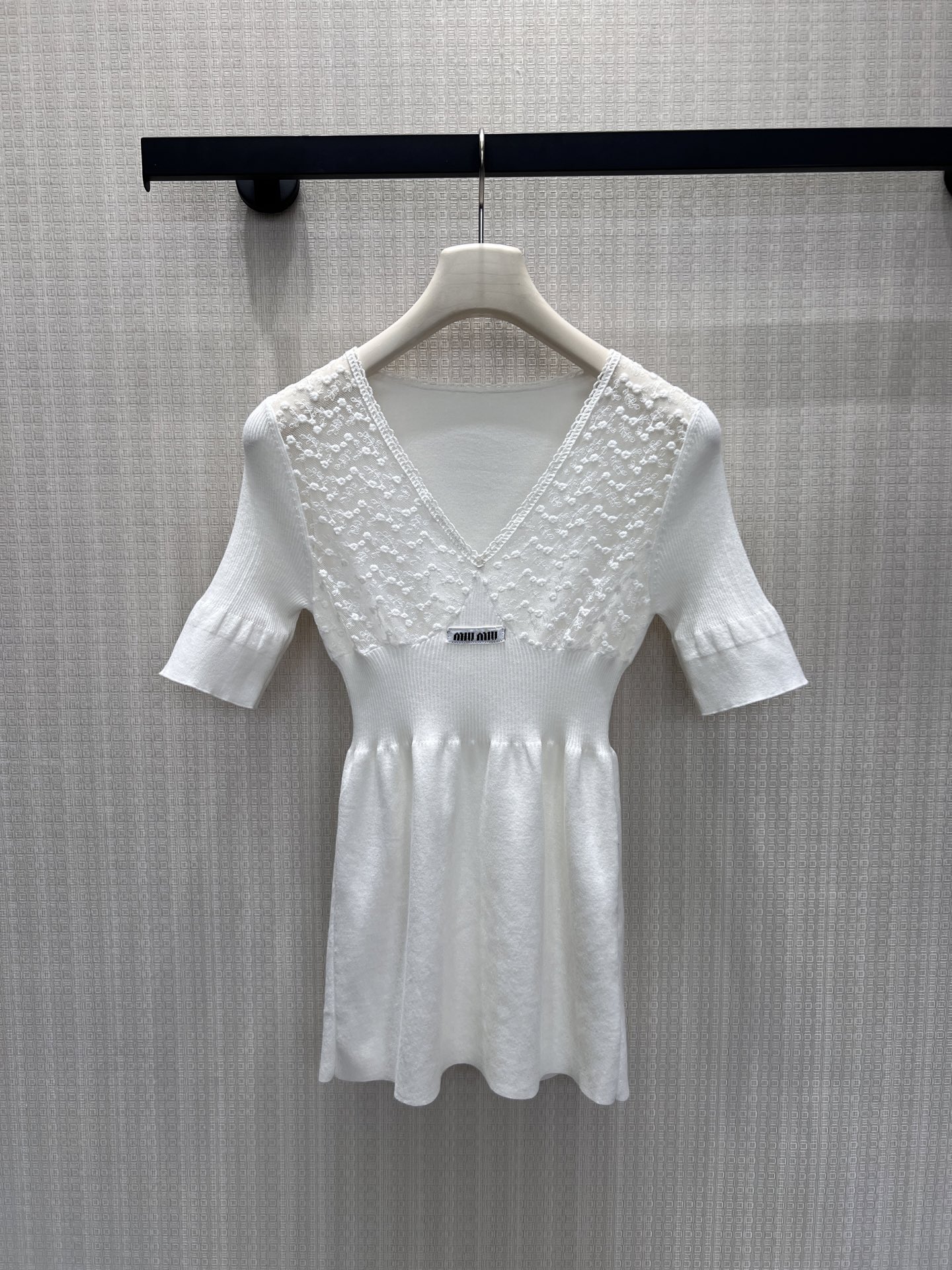 NO:926608,26 spring and summer new products  Miu** exquisite lace texture. Double-layer lace shoulder straps with three-dimensional flocking breast cups, soft wavy V-neck perfectly outlines the clavicle line. Vertical pit elastic knitted slimming, fit the body shape without a sense of restraint, slightly rolled hem adds a relaxed atmosphere. Woven label on the chest  It is low-key and highlights the brand style. It has a sweet and rich atmosphere. It is gentle and pure when worn alone. It is suitable for layering with Xiaoxiang jackets and shirts. It is suitable for daily wear and date wear. Detailed pictures of 36/38/40 short-sleeves in stock, miumiu, jackets  & coats,shirts,T-shirt,1986090926春夏新品 Miu**精致蕾丝肌理.双层花边肩带搭配立体植绒胸杯,柔美的波浪V领完美勾勒锁骨线条.竖坑条弹力针织修身显瘦,贴合身形却无束缚感,微卷下摆增添松弛氛围.胸前织标低调彰显品牌格调,自带清甜千金氛围感,单穿温柔纯欲,叠搭小香外套、衬衫皆适配,日常与约会穿搭都适配.现货36/38/40短袖细节图,,miumiu,jackets & coats,shirts,T-shirt,,Women's clothing