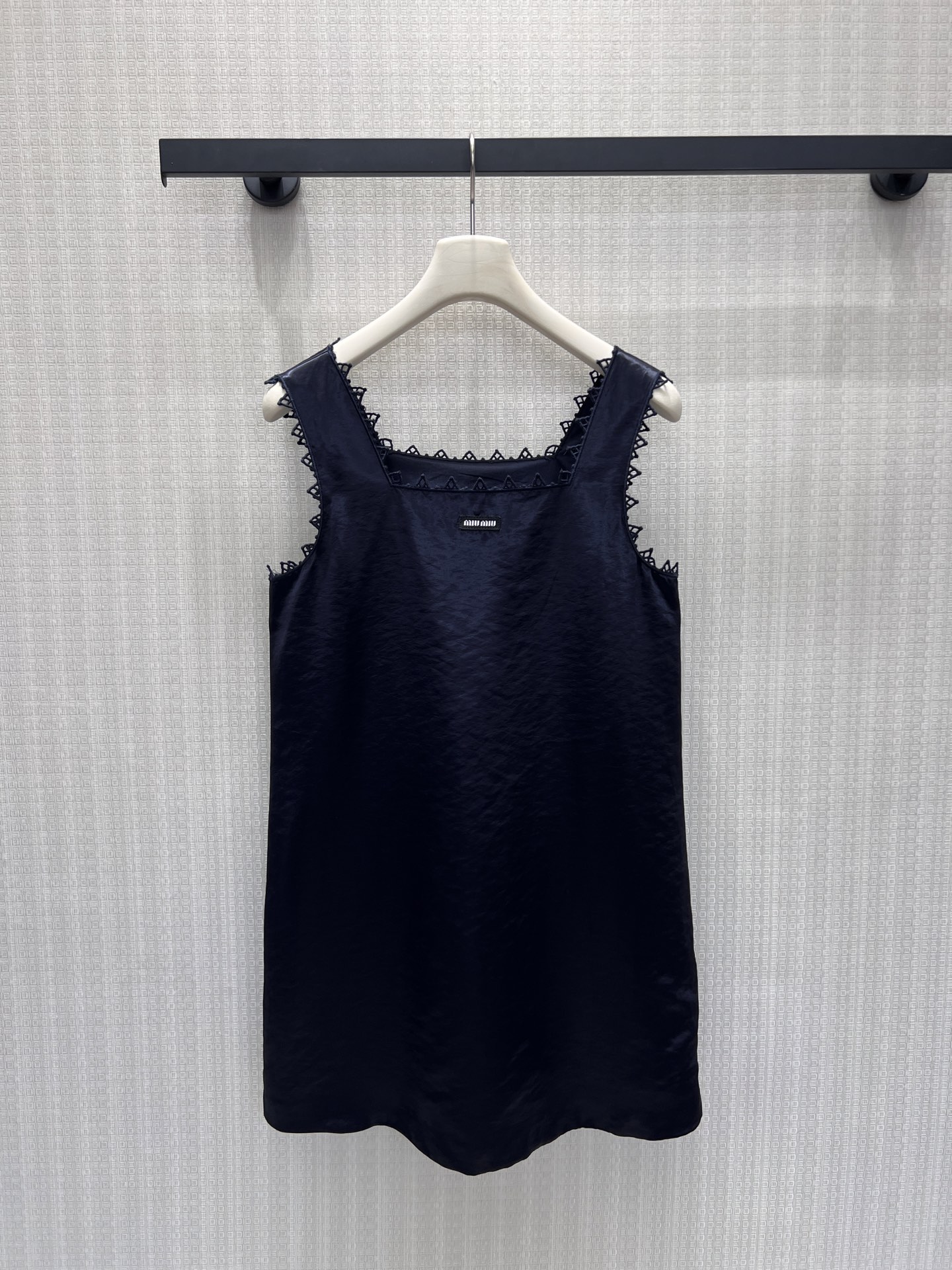 NO:926562,New spring/summer 26 Miu* satin dress  It has a delicate, soft and shiny luster, the edge of the square collar is decorated with exquisite zigzag lace, and the brand label on the chest has a low-key logo style. The loose A-line version is not tight and can cleverly cover the waist and abdominal fat, and the short version elongates the leg line. Wearing it alone brings a lazy and noble look. Pair it with a denim jacket to create a casual outfit, suitable for daily appointments and short trips, and easily wear it to create a cool, light and luxurious atmosphere. Ready 36/38/40  Actual detailed pictures,,miumiu,skirts,jackets & coats,1986090926春夏新品 Miu*缎面连衣裙 泛着细腻柔亮光泽,方领边缘点缀精致锯齿蕾丝花边,胸口品牌布标低调标识格调.宽松A字版型不贴身紧绷,能巧妙遮掩腰腹赘肉,短款版型拉长腿部线条.单穿自带慵懒贵气,外搭牛仔外套可打造休闲穿搭,适配日常赴约、短途出行,轻松穿出清冷轻奢的精致氛围感现货36/38/40 实拍细节图,,miumiu,skirts,jackets & coats,,Women's clothing
