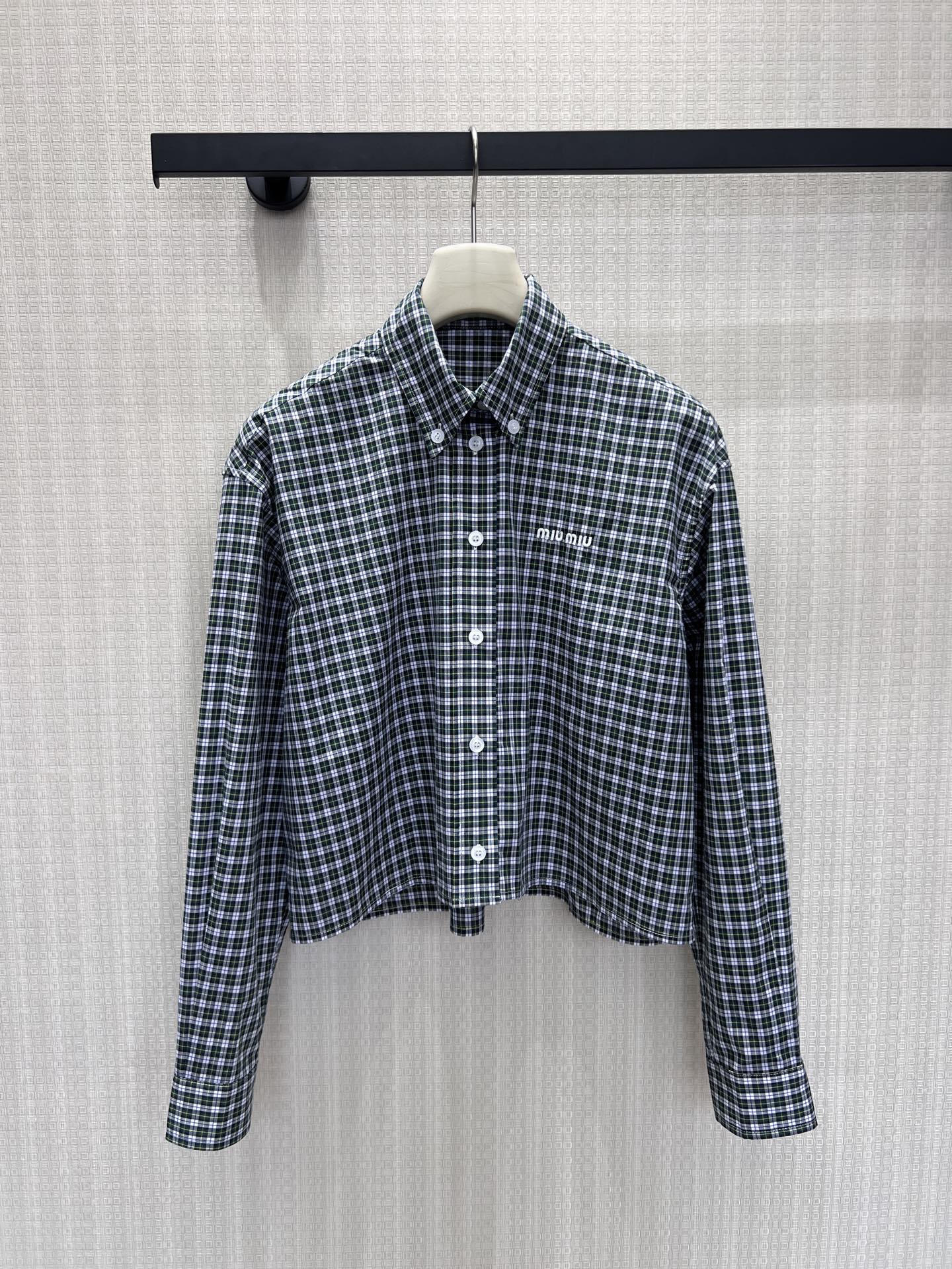 NO:926596,Shirt 26 new spring and summer Miu* plaid two-piece set supports split matching. The short loose plaid shirt has a lazy and casual style, and the fine plaid pattern is durable and versatile.  The high-waisted short skirt with the same pattern optimizes the waist-to-hip ratio, and the embroidery on the hem enhances the brand texture. The fabric is dry and comfortable and not easy to wrinkle, and the upper body of the set is engraved with a sweet college style. The single product can be mixed and matched with denim and solid color items. It is suitable for various daily scenes such as shopping and dating, and can easily match the style of exquisite girls. In stock 36/38/40 Real shot details, miumiu, skirts, shirts,19860909衬衫 26春夏新品 Miu*格纹两件套支持拆分搭配.短款宽松格纹衬衫版型慵懒随性,细碎格纹耐看百搭 高腰同纹样短裙优化腰臀比例,下摆刺绣强化品牌质感.面料干爽舒适不易褶皱,成套上身复刻清甜学院风,单品拆开后可混搭牛仔、纯色单品,适配逛街约会等各类日常场景,轻松拿捏精致少女穿搭调性.现货36/38/40 实拍细节图,,miumiu,skirts,shirts,,Women's clothing