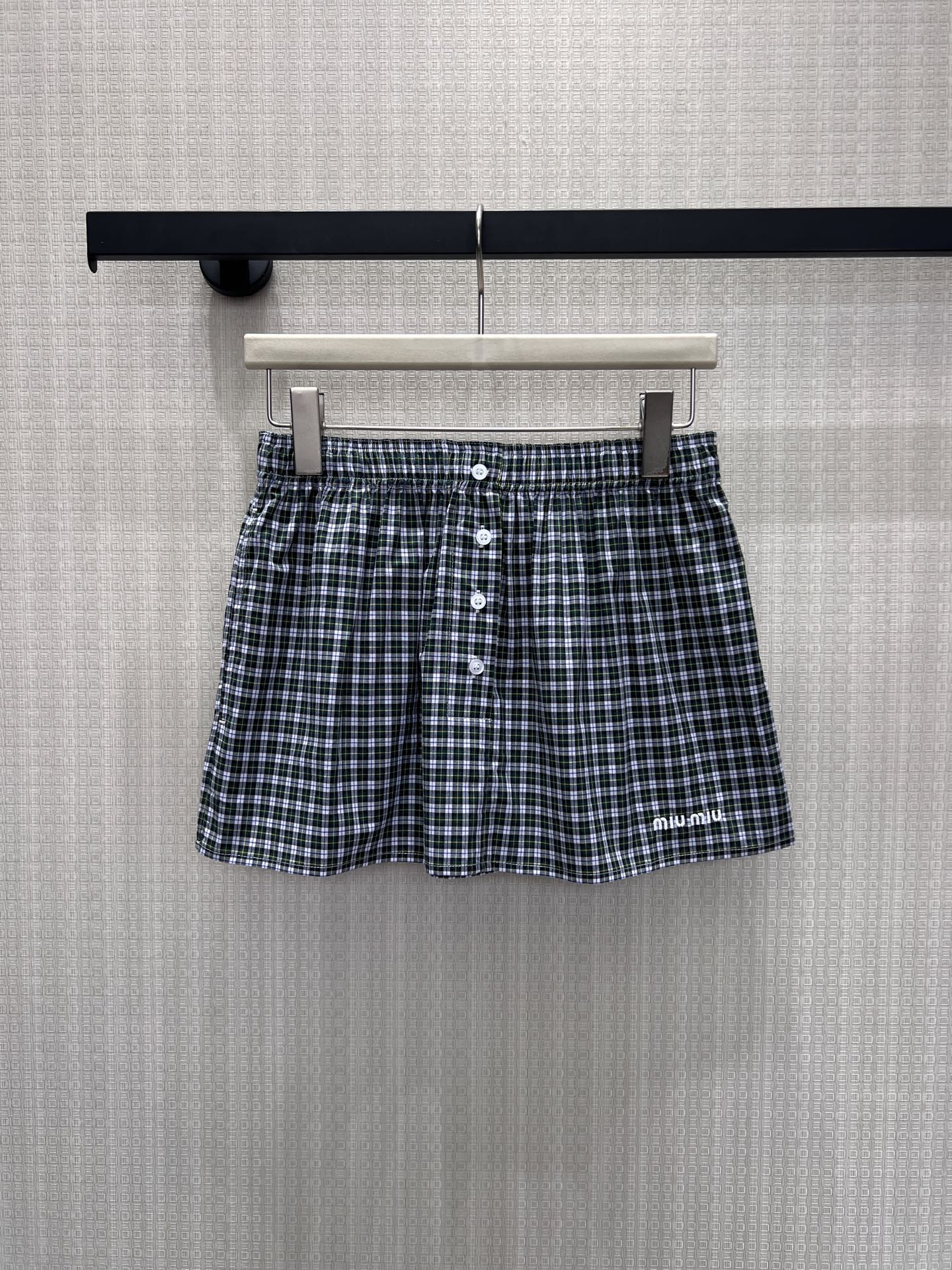 NO:926576,26 spring and summer new product Miu* plaid two-piece set supports split matching. The short loose plaid shirt has a lazy and casual style, and the fine plaid pattern is durable and versatile.  The high-waisted short skirt with the same pattern optimizes the waist-to-hip ratio, and the embroidery on the hem enhances the brand texture. The fabric is dry and comfortable and not easy to wrinkle, and the upper body of the set is engraved with a sweet college style. The single product can be mixed and matched with denim and solid color items. It is suitable for various daily scenes such as shopping and dating, and can easily match the style of exquisite girls. In stock 36/38/40 Real shot details, miumiu, skirts, shirts,1986090926春夏新品 Miu*格纹两件套支持拆分搭配.短款宽松格纹衬衫版型慵懒随性,细碎格纹耐看百搭 高腰同纹样短裙优化腰臀比例,下摆刺绣强化品牌质感.面料干爽舒适不易褶皱,成套上身复刻清甜学院风,单品拆开后可混搭牛仔、纯色单品,适配逛街约会等各类日常场景,轻松拿捏精致少女穿搭调性.现货36/38/40 实拍细节图,,miumiu,skirts,shirts,,Women's clothing