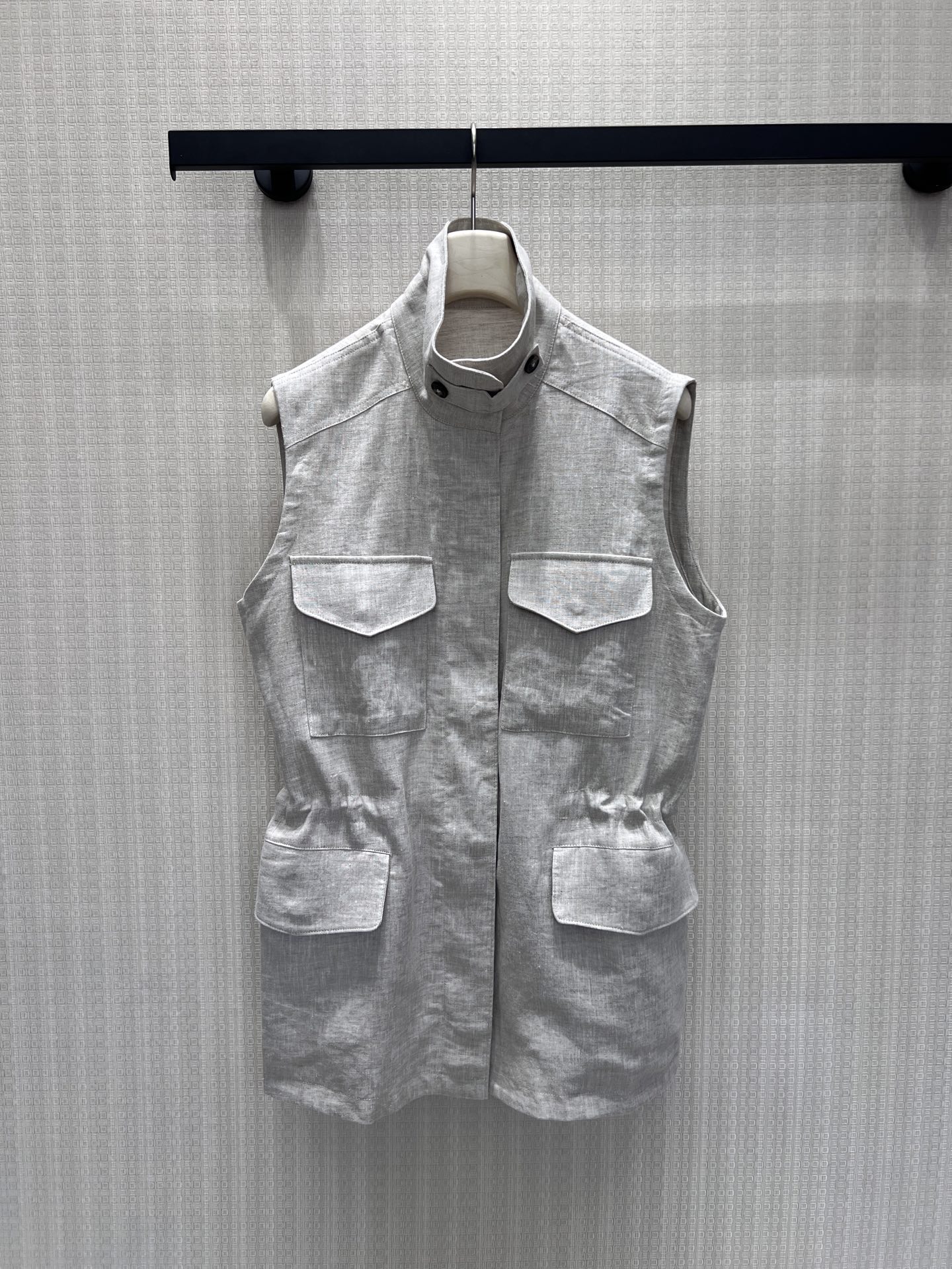 NO:926675,26 spring and summer new products  The LP light linen work vest is made of breathable natural linen fabric, with a simple and soft texture, and has a relaxed and durable old-money texture. The stand-up collar is matched with buckles to improve the neatness, and multiple sets of three-dimensional patch pockets take into account the styling layer and practicality. The built-in drawstring at the waist can tighten the waistline and optimize the body proportion. It can be worn layered with shirts and basic T-shirts, suitable for commuting or outing in the suburbs. It is low-key and unobtrusive, easily interpreting restrained and elegant light luxury style. Ready-stock smL  Actual detailed pictures,,loro piana,shirts,tees,t-shirt,1986090926春夏新品 LP浅亚麻色工装马甲选用透气天然亚麻面料,肌理质朴柔和,自带松弛耐看的老钱质感.立领搭配扣具提升利落度,多组立体贴袋兼顾造型层次与实用性,腰部内置抽绳可收紧腰线、优化身材比例.适配衬衫、基础T恤做分层穿搭,通勤或是近郊出行都适配,低调不张扬,轻松诠释克制雅致的轻奢穿搭格调现货 smL 实拍细节图,,loro piana,shirts,tees，t-shirt,,Women's clothing