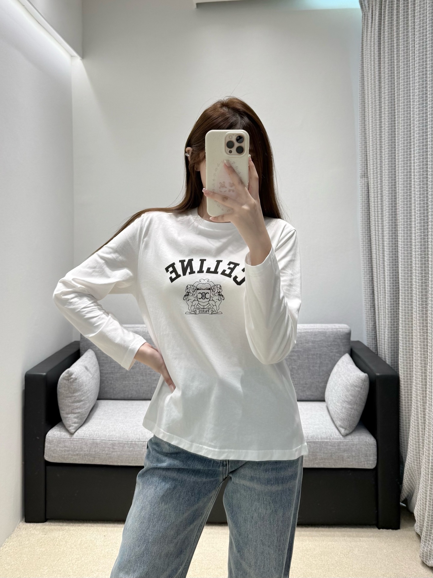 NO:926706,26 spring and summer new product Celi** long-sleeved T-shirt is made of fine and skin-friendly cotton fabric, which is breathable and refreshing and not easy to sweat. The curved brand letters on the front are matched with classic lion print, which has a strong retro college atmosphere. The neat short length optimizes the body proportions, and the two colors of black and white and light gray are versatile and durable. It can be worn alone or layered with various types of jackets, easily creating a simple and restrained daily wear with French old-money texture. In stock smL,,celine,jackets &  coats,tees,t-shirt,1986090926春夏新品 Celi**长袖T恤选用细腻亲肤棉质面料,透气清爽不易闷汗.正面弧形品牌字母搭配经典狮纹印花,复古学院气息浓郁.利落短衣长优化身材比例,黑白、浅灰两款色调百搭耐看,既能单独外穿,也可叠搭各类外套,轻松塑造简约克制、自带法式老钱质感的日常穿搭 现货smL,,celine,jackets & coats,tees，t-shirt,,Women's clothing