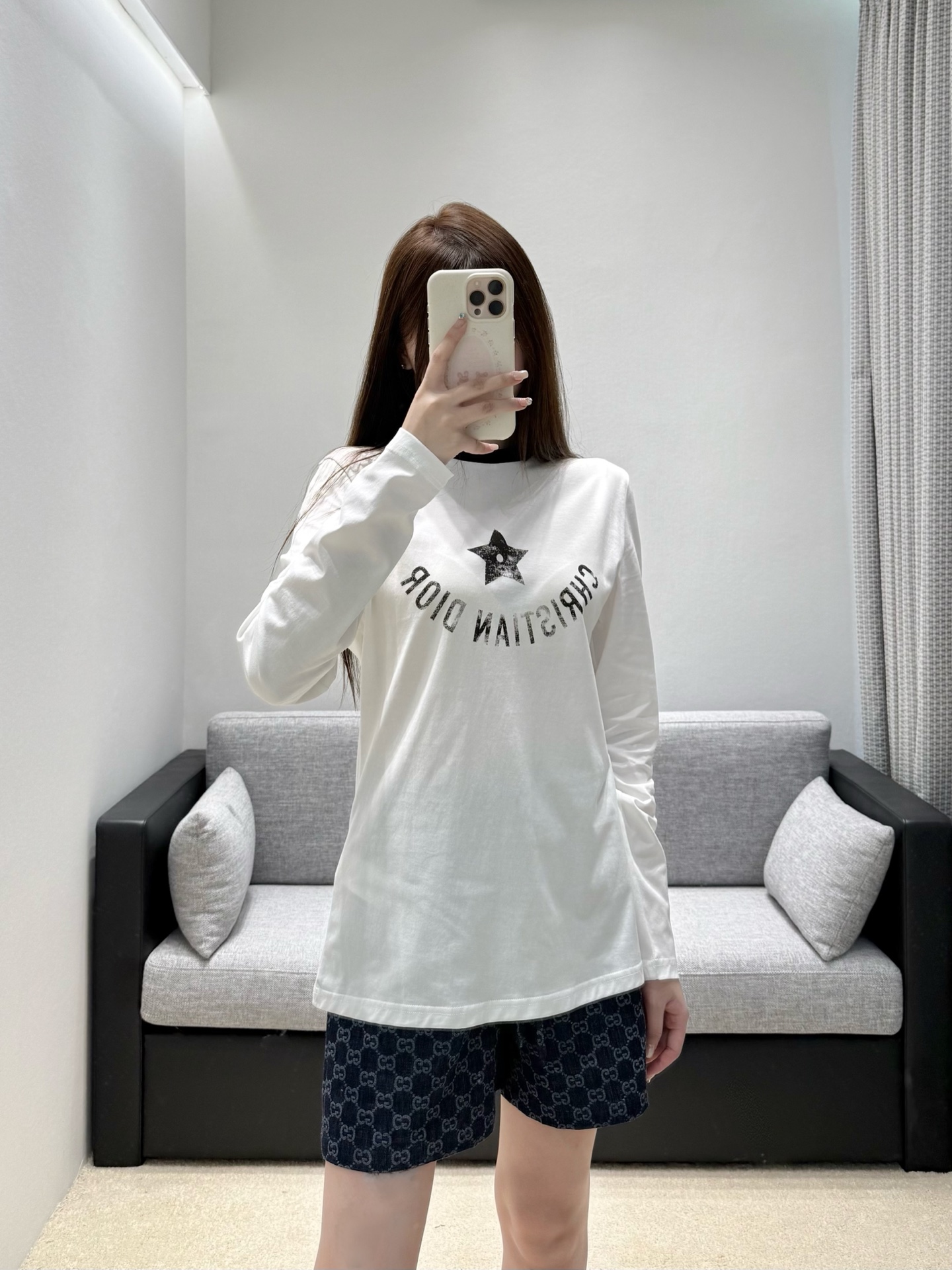 NO:926628,26 spring and summer new product Dio** printed long-sleeved T-shirt is made of soft, waxy and breathable cotton. The classic black and white color scheme is suitable for a variety of outfits. The aged five-star texture is matched with curved brand words, which has a strong retro atmosphere. The contrasting ribbed collar enhances the styling details. The fit is not tight, and it is suitable for daily wear alone or as an inner layer. The simple design is both recognizable and can easily create a neat, fashionable, low-key and luxurious daily life.  In stock 36/38/40, dior, tees, t-shirt,1986090926春夏新品 Dio**印花长袖T恤甄选软糯透气棉料,黑白经典配色适配多样穿搭.做旧质感五星搭配弧形品牌字样,复古氛围感浓厚,撞色罗纹领口强化造型细节.版型合身不紧绷,日常单穿、充当内搭都很合适,简约设计兼具辨识度,轻松打造利落时髦、低调显贵的轻奢日常 现货36/38/40,,dior,tees，t-shirt,,Women's clothing