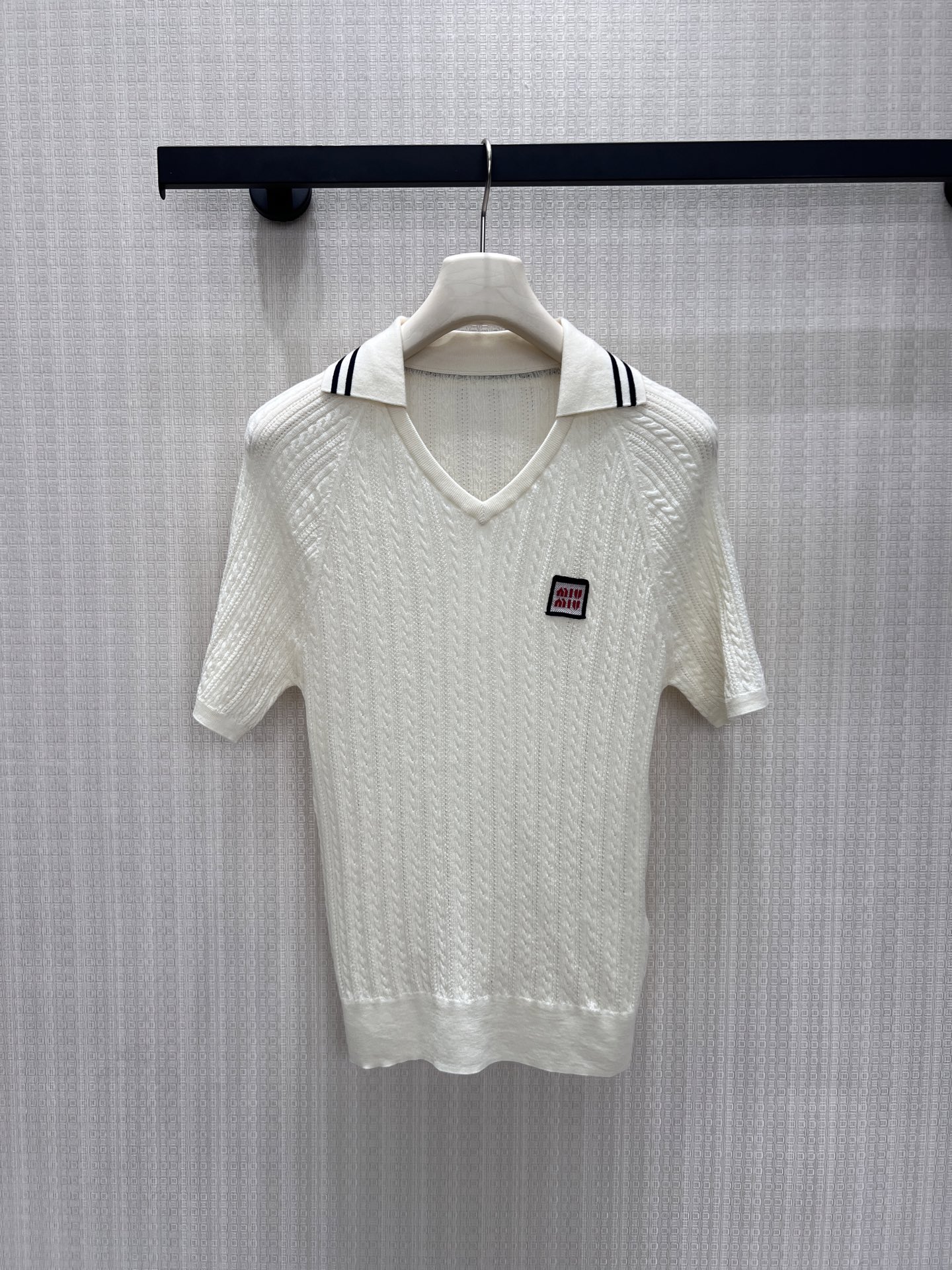 NO:928011,26 spring and summer new products  Miu** college style cable knit Polo short sleeves, milky white texture is soft and delicate, fine twist texture has a soft texture. Contrast color double stripe lapel outlines a girly look, square logo embroidery on the chest is a low-key logo brand style. V-shaped Po  The lo-neck modifies the neck line, and the fit-and-tight silhouette makes you look slimmer and not tight. The light and breathable knitted fabric is suitable for spring and summer. It is refreshing when worn alone. It looks noble when paired with skirts and trousers. It is easy to handle and gentle for the daily wear of a wealthy daughter. Ready in stock 36/38/40  Actual detailed pictures,,miumiu,skirts,T-shirt,1986090926春夏新品 Miu**学院风绞花针织Polo短袖,奶白肌理软糯细腻,细密麻花织纹自带柔和质感.撞色双条纹翻领勾勒少女感,胸口方标刺绣低调标识品牌格调.V型Polo领修饰脖颈线条,合身微收版型显瘦不紧绷.轻薄透气针织适配春夏,单穿清爽,搭配半裙、西裤皆显贵气,轻松拿捏温柔富家千金日常穿搭现货36/38/40 实拍细节图,,miumiu,skirts,T-shirt,,Women's clothing