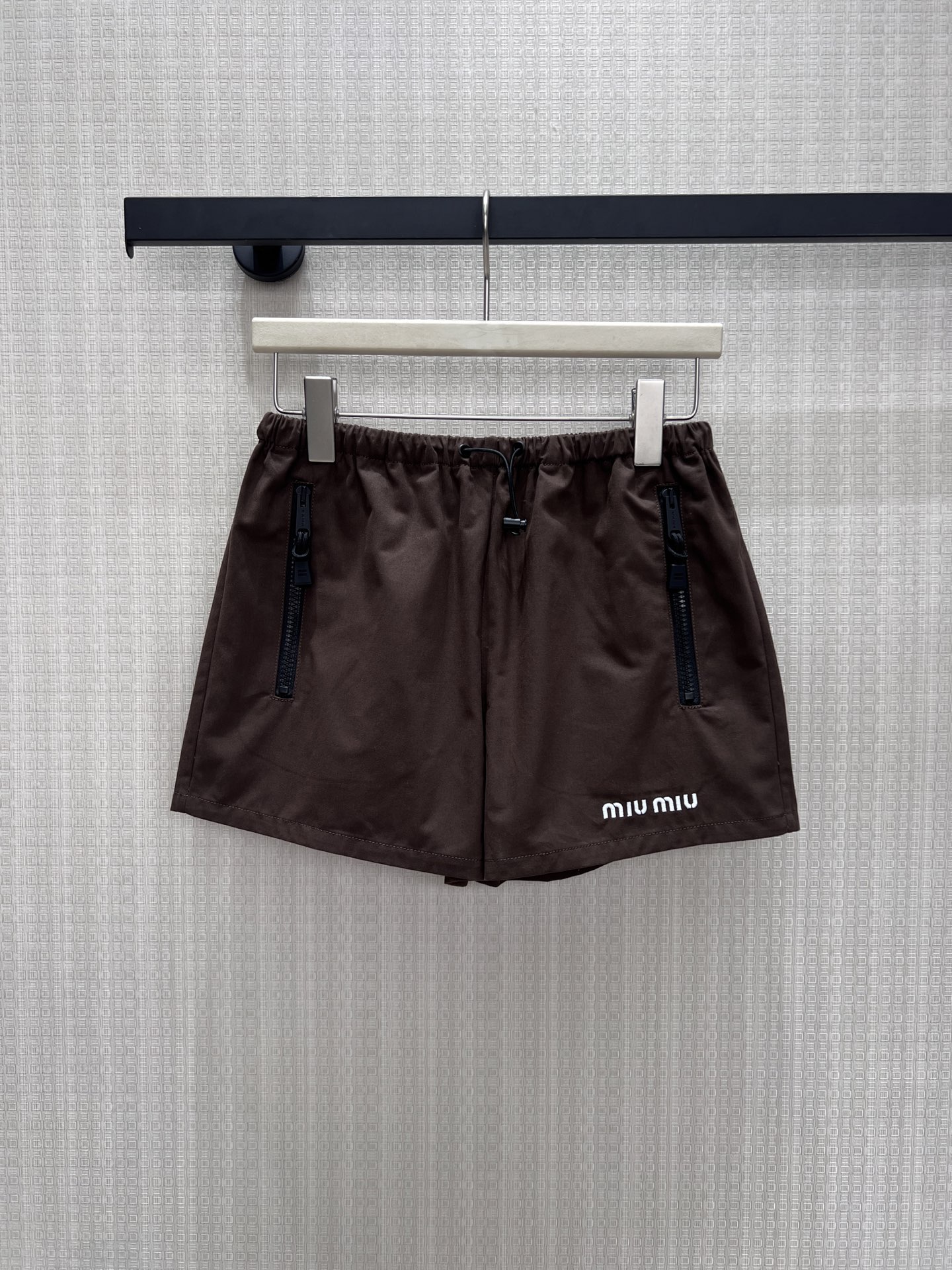 NO:927988,26 spring and summer new products  The dark brown Miu* sports suit has a relaxed silhouette with a lazy college atmosphere. The lapel zipper jacket is embellished with simple brand letters, and the cuffed sleeves are neatly hidden; the drawstring shorts of the same color are elastic and versatile, modifying the leg lines. The fabric is light and breathable, and can be used as a complete upper body set  It has a retro casual rich girl texture. It can also be worn as a separate shirt or knitted for daily travel. It is low-key and durable, showing a soft and luxurious style. In stock 46/38/40 real shot details, miumiu, shorts, jackets  & coats,shirts,1986090926春夏新品 深棕Miu*运动套装,松弛廓形自带慵懒学院氛围.翻领拉链外套点缀简约品牌字母,收口袖型利落藏肉；同色系抽绳短裤松紧百搭,修饰腿部线条.面料轻薄透气,成套上身是复古休闲富家女质感,亦可拆分单搭衬衫、针织,日常出行、低调耐看尽显柔和轻奢格调.现货46/38/40实拍细节图,,miumiu,shorts,jackets & coats,shirts,,Women's clothing