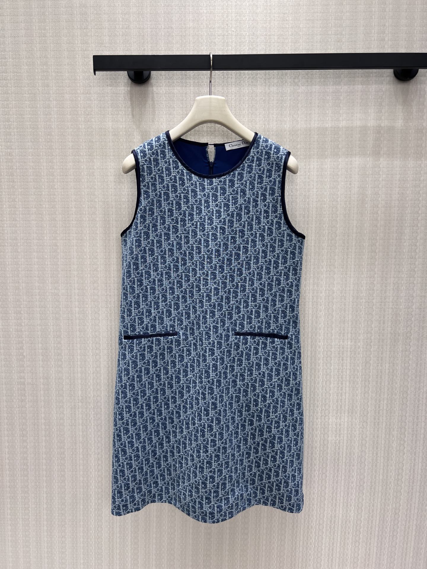 NO:929246,26 spring and summer new product series  Dio** jacquard runs through the entire series, with soft and refreshing washed blues and a retro French atmosphere. The lapel baseball jacket has a contrasting striped hem, and the neat short style shows off the proportions; the sleeveless straight dress is simple for commuting, and the double pocket design is practical and refined; the same-grain A-line skirt is neat and age-reducing.  The whole set can be worn as a complete set, and individual items can be separated and mixed freely. The textured fabric is crisp and stylish, and the brand recognition is engraved in a low-key manner. It is suitable for daily commuting and leisure travel. 36/38/40 real shot details in stock, dior, skirts, jackets  & coats,1986090926春夏新品系列 Dio**提花贯穿整套系列,水洗蓝调柔和清爽,自带复古法式氛围感.翻领棒球夹克撞色条纹下摆,利落短款显比例；无袖直筒连衣裙简约通勤,双口袋设计实用精致；同纹A字短裙利落减龄.整套可成套穿搭,单品亦可自由拆分混搭,肌理面料挺括有型,低调镌刻品牌辨识度,日常通勤、休闲出行皆适配.现货36/38/40实拍细节图,,dior,skirts,jackets & coats,,Women's clothing