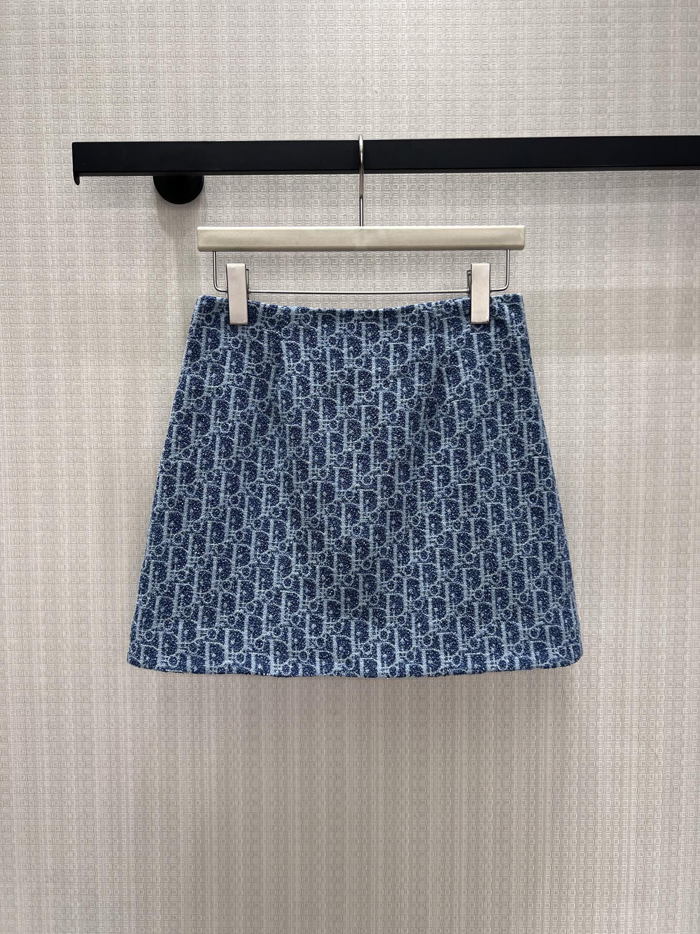 NO:929263,26 spring and summer new product series  Dio** jacquard runs through the entire series, with soft and refreshing washed blues and a retro French atmosphere. The lapel baseball jacket has a contrasting striped hem, and the neat short style shows off the proportions; the sleeveless straight dress is simple for commuting, and the double pocket design is practical and refined; the same-grain A-line skirt is neat and age-reducing.  The whole set can be worn as a complete set, and individual items can be separated and mixed freely. The textured fabric is crisp and stylish, and the brand recognition is engraved in a low-key manner. It is suitable for daily commuting and leisure travel. 36/38/40 real shot details in stock, dior, skirts, jackets  & coats,1986090926春夏新品系列 Dio**提花贯穿整套系列,水洗蓝调柔和清爽,自带复古法式氛围感.翻领棒球夹克撞色条纹下摆,利落短款显比例；无袖直筒连衣裙简约通勤,双口袋设计实用精致；同纹A字短裙利落减龄.整套可成套穿搭,单品亦可自由拆分混搭,肌理面料挺括有型,低调镌刻品牌辨识度,日常通勤、休闲出行皆适配.现货36/38/40实拍细节图,,dior,skirts,jackets & coats,,Women's clothing