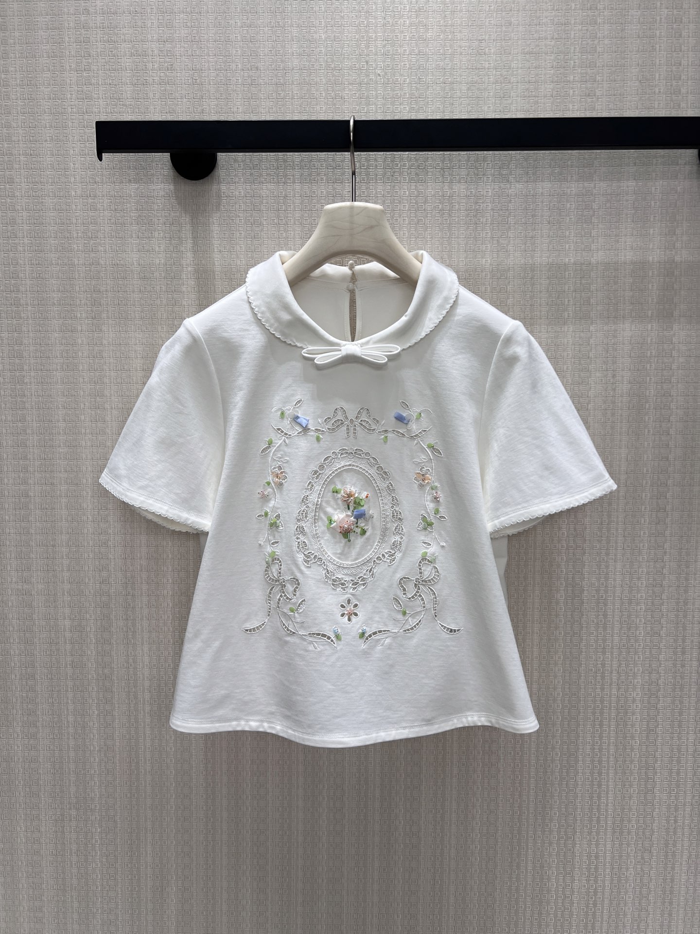 NO:929297,26 new spring and summer products. Exclusively customized Angelababy's same off-white short-sleeved top, full of gentle and sweet atmosphere. The neckline is decorated with exquisite bows, and the body is hand-made floral embroidery with fine sparkling rhinestones. The details are delicate and smart. The soft and slightly flared short sleeves modify the arm lines, the fabric is soft and skin-friendly, and the version is loose and not flattering. Wear it alone, it is refreshing and elegant, and it can be paired with skirts and jeans to easily create a simple and exquisite daily luxury look. Ready in stock smL  Actual detailed pictures, skirts, jeans, T-shirts,1986090926春夏新品 独家定制Angelababy同款米白短袖上衣,满溢温柔清甜的千金氛围感.领口精致蝴蝶结点缀,衣身手工花卉刺绣搭配细闪烫钻,细节细腻灵动.柔和微喇短袖修饰手臂线条,面料软糯亲肤,版型宽松不挑身形.单穿清爽雅致,搭配半裙、牛仔裤皆适配,轻松打造简约精致的日常轻奢造型.现货smL 实拍细节图,,skirts,jeans,T-shirt,,Women's clothing