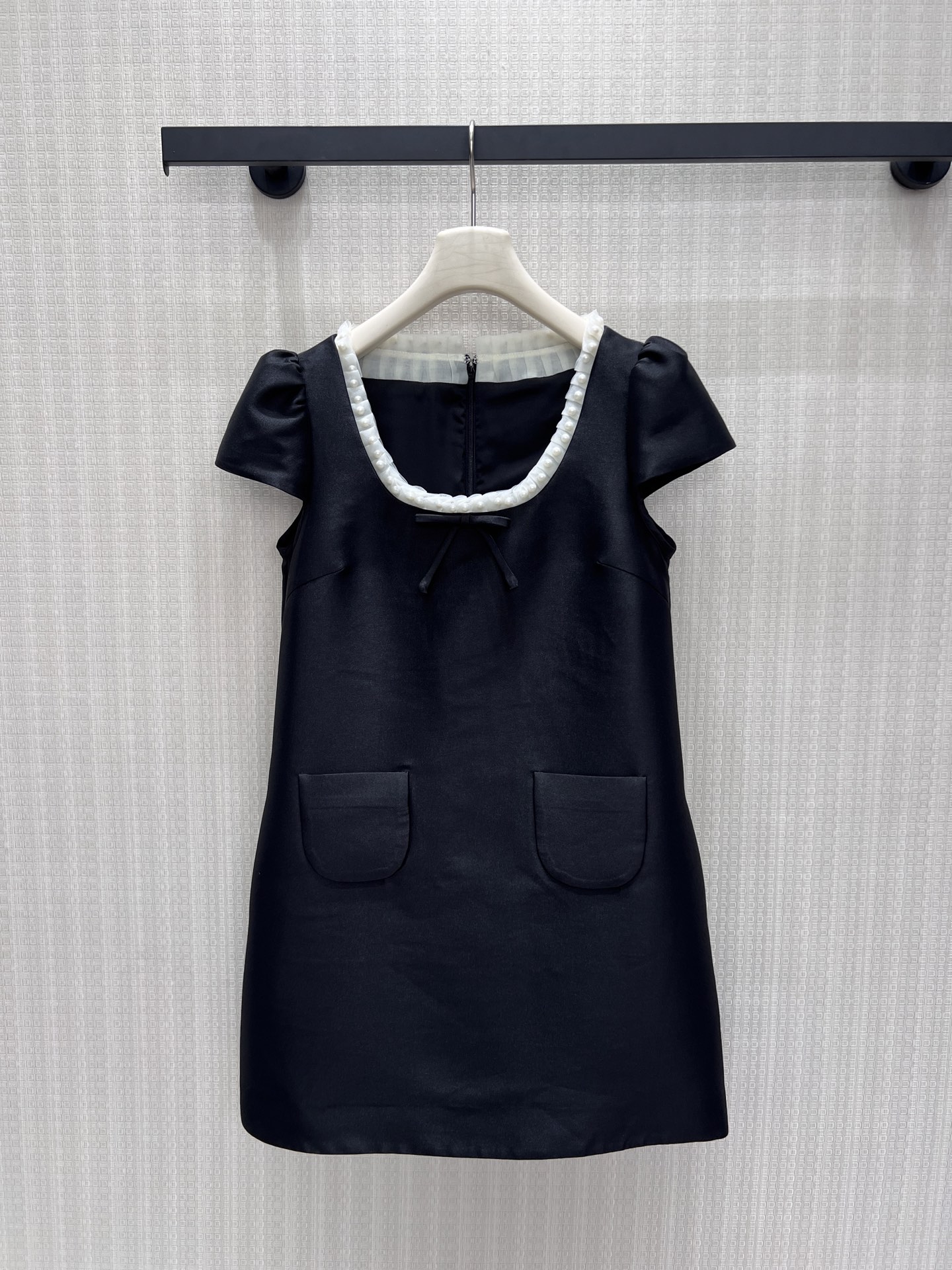 NO:929238,New Spring/Summer 26 designer dress with just the right balance of sweetness and coolness. The pearl-edged square collar is paired with a small bow, giving it a retro girlish feel. The small flying sleeves gently modify the shoulder line. The crisp fabric creates a loose A-line shape, which hides the flesh and makes you look slimmer. The side pockets are both beautiful and practical. The simple black bottom is lined with exquisite details, suitable for daily commuting and afternoon tea. It can easily be worn to create a gentle and well-behaved wealthy daughter atmosphere. It is durable and versatile. Ready stock smL  Actual detailed pictures,,skirts,1986090926春夏新品 设计师连衣裙 甜酷平衡恰到好处.珍珠包边方领搭配小巧蝴蝶结,复古少女感十足,小飞袖温柔修饰肩线.挺括面料打造宽松A字版型,藏肉显瘦,侧边口袋兼顾美观与实用性.简约黑底衬出精致细节,日常通勤、下午茶都适配,轻松穿出温柔乖巧的富家千金氛围感,耐看百搭不挑人.现货smL 实拍细节图,,skirts,,Women's clothing