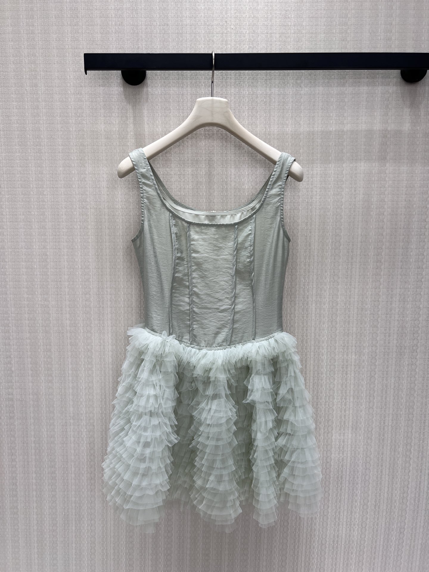 NO:929298,New product for spring and summer 26. Designer's light bean green ballet-style suspender dress with a gentle and hazy atmosphere. The upper body is cut with fishbones to fit the body shape and outline the slender curves. The U-shaped shoulder straps highlight the beautiful shoulder and neck lines. The hem is stacked with multiple layers of tulle cake skirt, which is light and flexible with a sense of elegance. The soft fabric is delicate and soft. The version is sweet but not greasy, suitable for dates and vacations, showing a cool and gentle fairy temperament, romantic and high-end. Ready in stock smL  Actual detailed pictures,,skirts,1986090926春夏新品 设计师清浅豆绿色芭蕾风吊带连衣裙,自带温柔朦胧氛围感.上身束身鱼骨分割剪裁,贴合身形勾勒纤细曲线,U型肩带衬出优美肩颈线条.下摆堆叠多层薄纱蛋糕裙,轻盈灵动自带飘逸感,柔光面料细腻柔和.版型甜而不腻,约会、度假都适配,尽显清冷温柔的仙女气质,浪漫又高级.现货smL 实拍细节图,,skirts,,Women's clothing