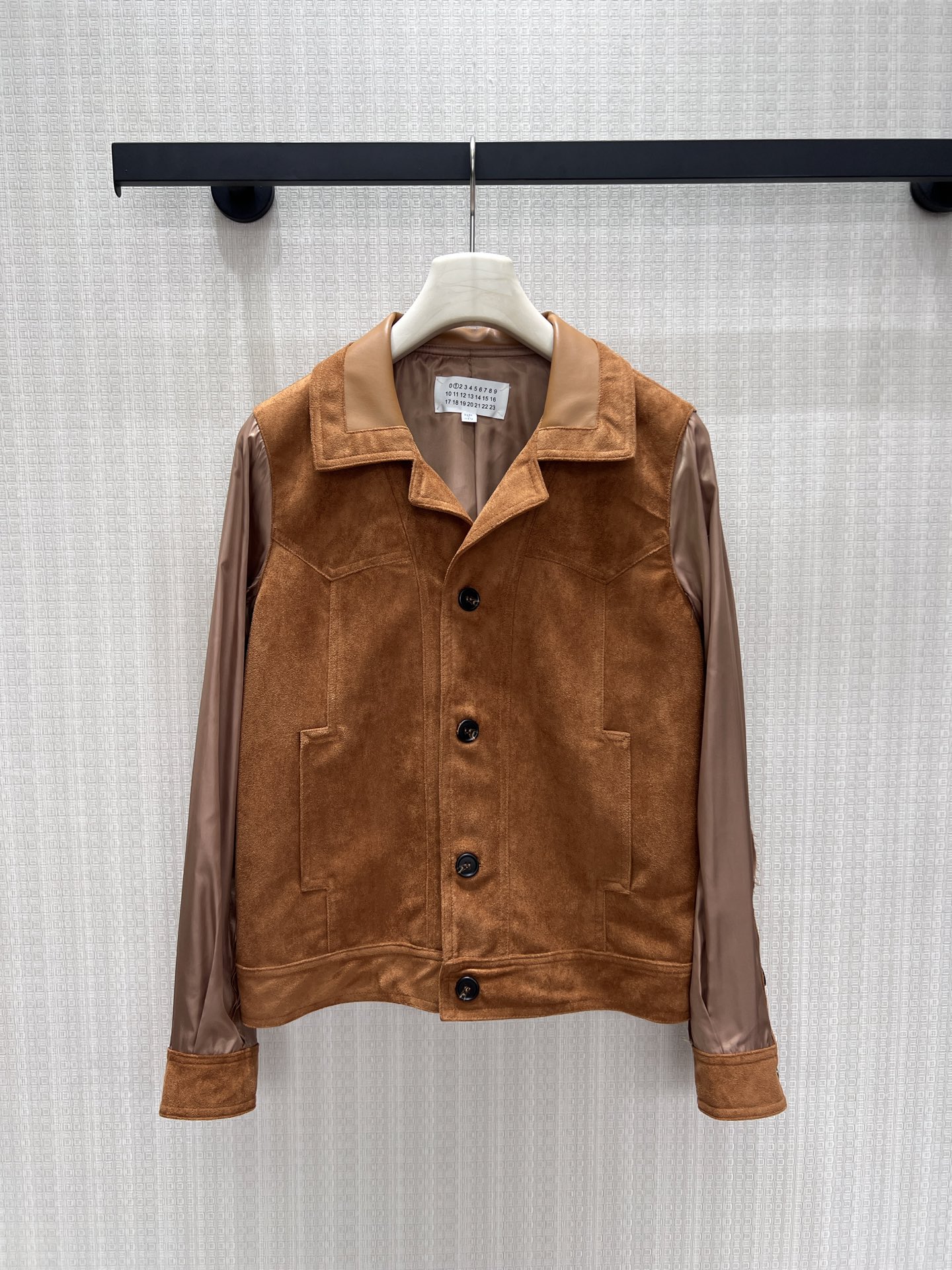 NO:929255,26 new spring and summer jackets exclusively customized  Retro caramel suede spliced short jacket with American retro relaxed texture. The lapel is matched with leather edging, satin stitching sleeves cleverly enrich the layers, and the matte suede has a delicate and soft touch. The single row of dark buttons is neat and simple, the patch pockets on both sides are both practical and stylish, and the short version optimizes body proportions. The color is warm and versatile, and it goes well with jeans and skirts, creating a casual retro high-end atmosphere. Ready in stock smL  Actual detailed pictures,,skirts,jeans,jackets & coats,jackets & coats,chamois leather,1986090926春夏新品 外套 独家定制 复古焦糖麂皮拼接短款夹克,自带美式复古松弛质感.翻领搭配皮质包边,缎面拼接袖巧妙丰富层次,哑光麂皮触感细腻柔和.单排深色纽扣利落简约,两侧贴袋兼顾实用与造型,短版型优化身材比例.色调温润百搭,搭配牛仔裤、半身裙皆出彩,随性打造慵懒复古的高阶穿搭氛围.现货smL 实拍细节图,,skirts,jeans,jackets & coats,jackets & coats,chamois leather,,Women's clothing