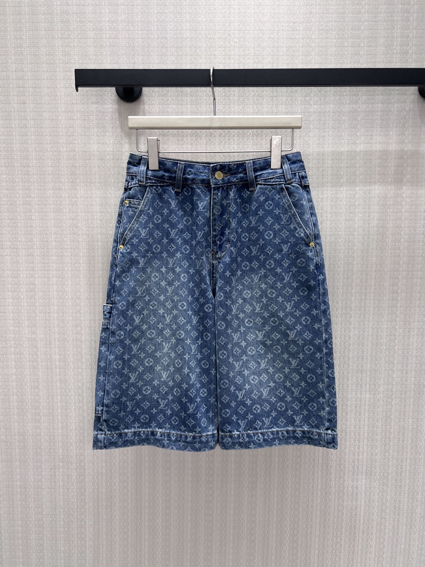 NO:931042,26 spring and summer new products L*V full-print presbyopia denim mid-length pants, with a retro washed blue tone that is soft and layered, and an all-over dark pattern logo that low-key highlights the brand's texture. The straight-leg five-length pants modify the leg line, the high-waist design elongates the proportions, and the side work pockets add a casual accent. The stiff denim fabric is three-dimensional and not easy to collapse, suitable for all kinds of simple tops, easily creating light luxury street wear, and full of daily fashion. Detailed photos of the actual stock sml,1986090926春夏新品 L*V满印老花牛仔五分中裤,复古水洗蓝调柔和有层次,通体暗纹标识低调彰显品牌质感.直筒五分裤型修饰腿部线条,高腰设计拉长比例,侧边工装口袋增添随性腔调.硬挺牛仔面料版型立体不易塌,适配各类简约上衣,轻松打造街头轻奢穿搭,日常时髦度拉满.现货smL 实拍细节图,,,Women's clothing
