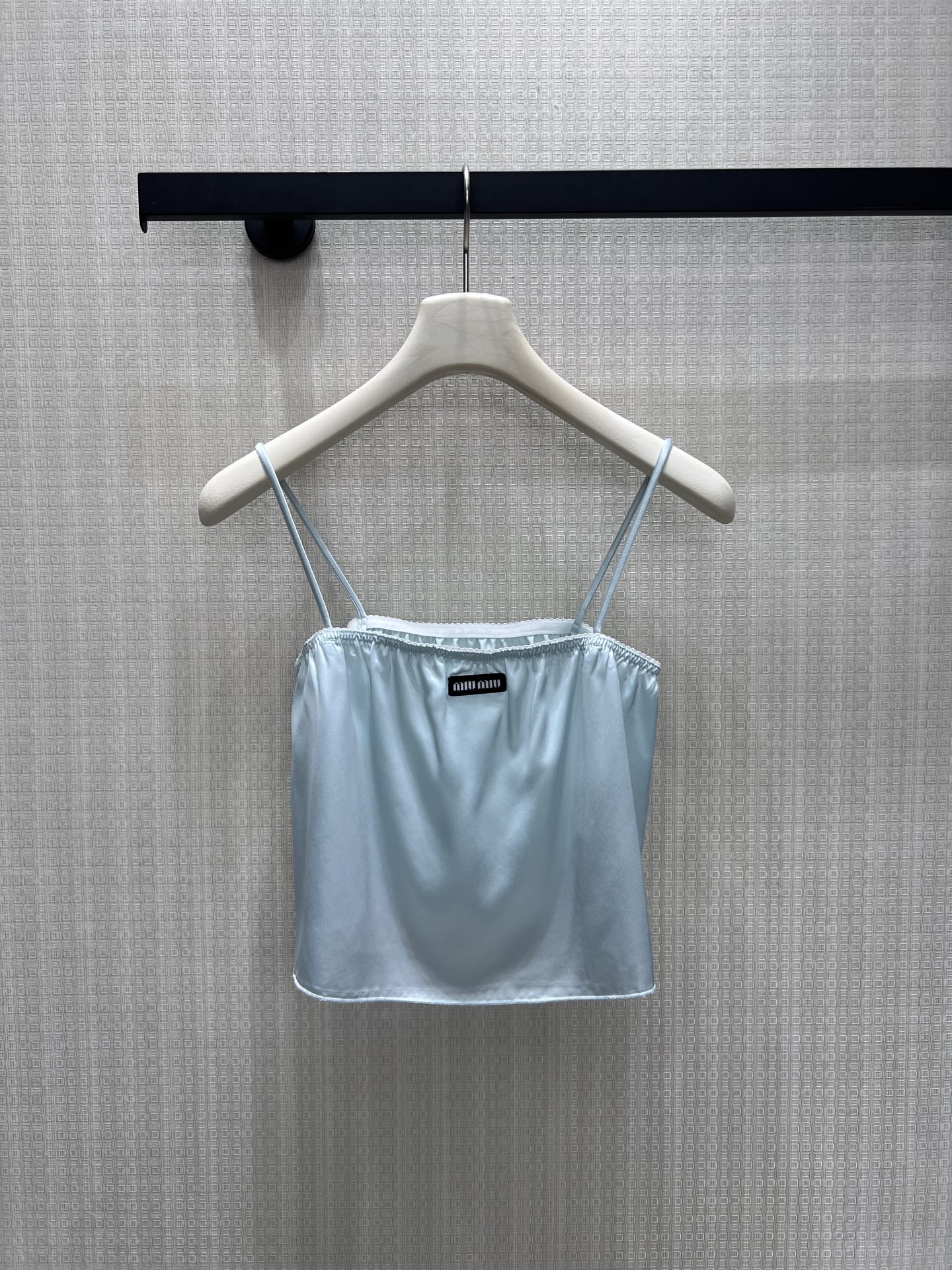 NO:931064,Tops 26 spring and summer new arrivals  Miu** light blue satin sling two-piece set, clear light ice blue with a soft and soft texture. The spaghetti shoulder sling is matched with a delicate bow, the simple wrap tailoring is gentle and slimming; the wide-legged long skirt of the same fabric has an elastic waist design, and the drape is silky and brings a sense of relaxation. Wearing the set has a sweet and girly feel, and the separate products are also versatile. The refreshing and transparent texture is suitable for summer travel, showing the gentle and rich girl temperament. In stock 36/38/40  Actual detailed pictures,,miumiu,skirts,19860909上衣 26春夏新品 Miu**浅蓝缎面吊带两件套,清透浅冰蓝自带柔和柔光质感.细肩带吊带搭配精巧蝴蝶结,简约裹身剪裁温柔显瘦；同面料阔腿长裙松紧腰设计,垂坠丝滑自带松弛感.成套穿清甜少女感拉满,单品拆分也百搭,清爽通透的质感适配夏日出行,尽显温柔富家少女气质.现货36/38/40 实拍细节图,,miumiu,skirts,,Women's clothing