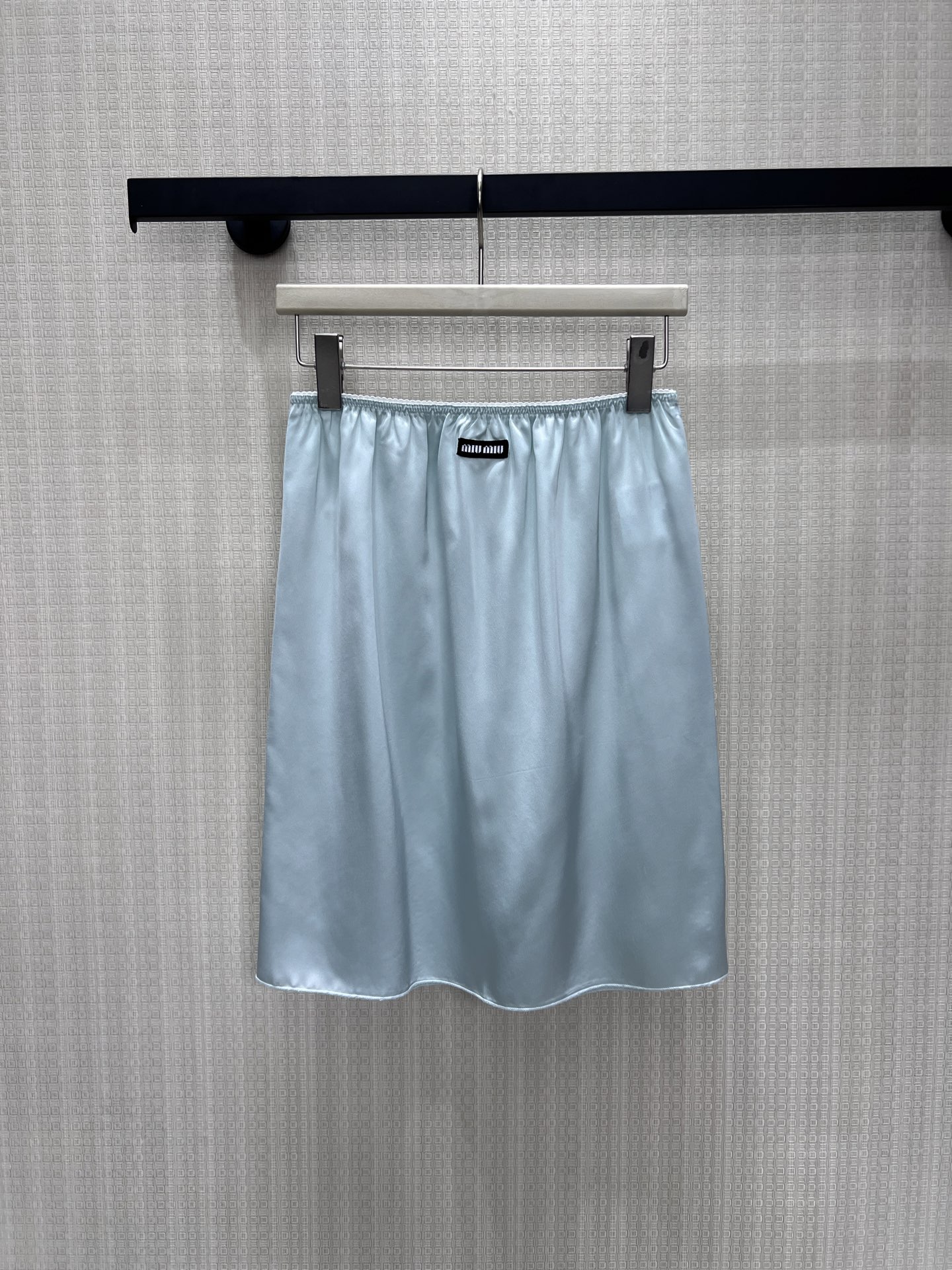 NO:931076,26 spring and summer new products  Miu** light blue satin sling two-piece set, clear light ice blue with a soft and soft texture. The spaghetti shoulder sling is matched with a delicate bow, the simple wrap tailoring is gentle and slimming; the wide-legged long skirt of the same fabric has an elastic waist design, and the drape is silky and brings a sense of relaxation. Wearing the set has a sweet and girly feel, and the separate products are also versatile. The refreshing and transparent texture is suitable for summer travel, showing the gentle and rich girl temperament. In stock 36/38/40  Actual detailed pictures,,miumiu,skirts,1986090926春夏新品 Miu**浅蓝缎面吊带两件套,清透浅冰蓝自带柔和柔光质感.细肩带吊带搭配精巧蝴蝶结,简约裹身剪裁温柔显瘦；同面料阔腿长裙松紧腰设计,垂坠丝滑自带松弛感.成套穿清甜少女感拉满,单品拆分也百搭,清爽通透的质感适配夏日出行,尽显温柔富家少女气质.现货36/38/40 实拍细节图,,miumiu,skirts,,Women's clothing