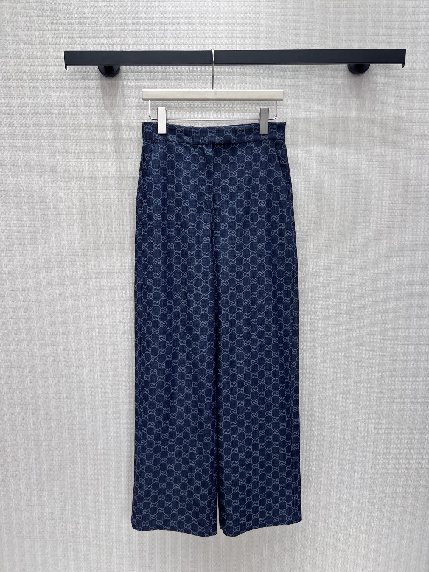 NO:933595,Double G Presbyopia, the complete set includes a suit jacket, casual shorts and drapey wide-leg trousers, which can be worn as a set or separated and mixed and matched freely. The light and thin washed denim fabric is soft and breathable, the neat silhouette modifies the body shape, and the retro logo is low-key and unobtrusive. The jacket is relaxed and casual, the shorts are refreshing for daily use, and the trousers are atmospheric for commuting. The complete set unlocks multiple styles and integrates retro light luxury texture into various daily scenes. Detailed photos of real-life sml in stock, shorts, jackets & coats, business suit,19860909双G老花,整套包含西装外套、休闲短裤与垂感阔腿长裤,可成套穿搭亦可自由拆分混搭.轻薄水洗牛仔面料柔和透气,利落版型修饰身形,复古标识低调不张扬.外套松弛随性,短裤清爽日常,长裤大气通勤,一整套解锁多元造型,将复古轻奢质感融入各类日常场景.现货smL 实拍细节图,,shorts,jackets & coats,business suit,,Women's clothing